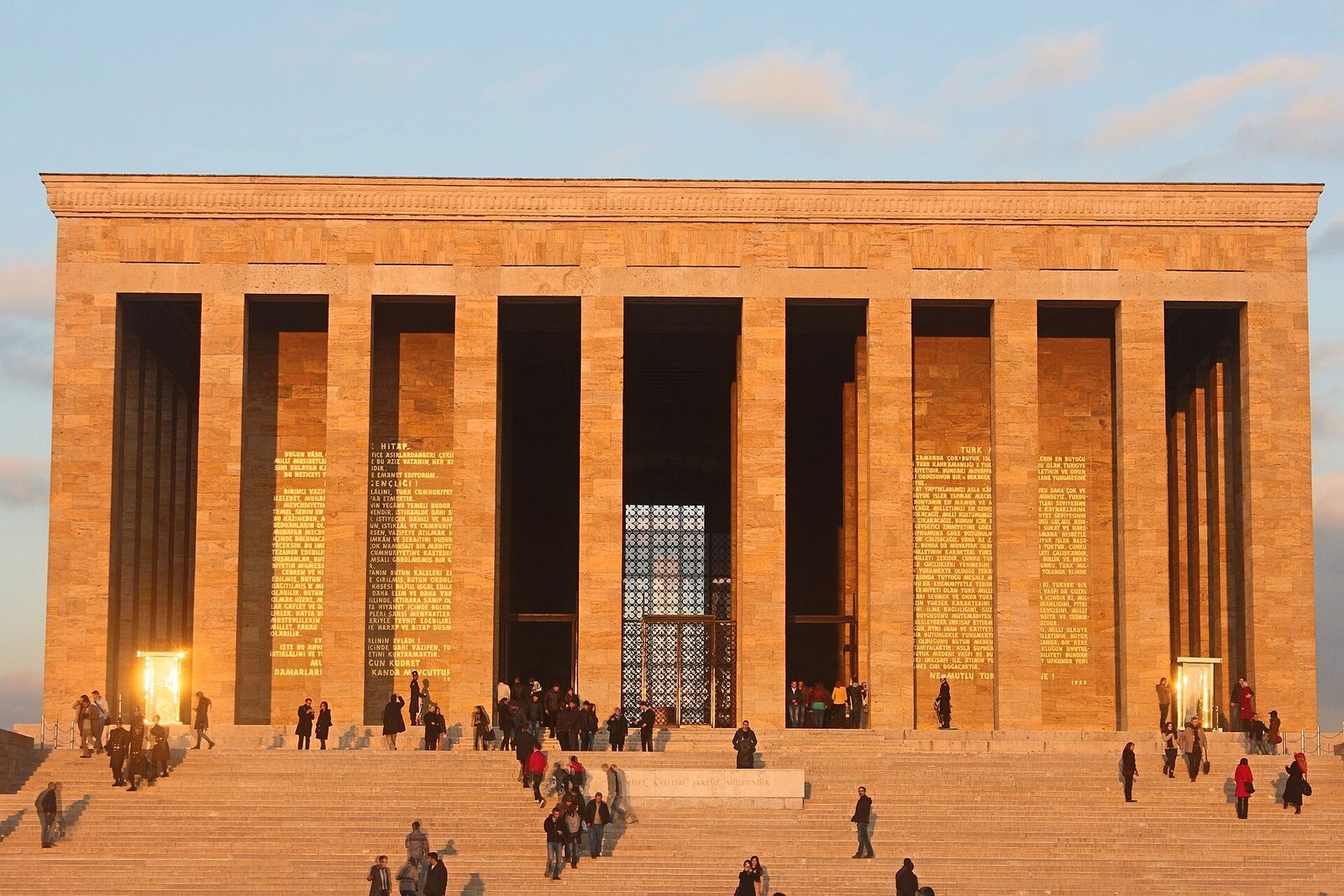 La columnata del Salón de Honor de Anıtkabir, el mausoleo de Atatürk en Ankara, resplandeciente bajo el sol de última hora de la tarde.