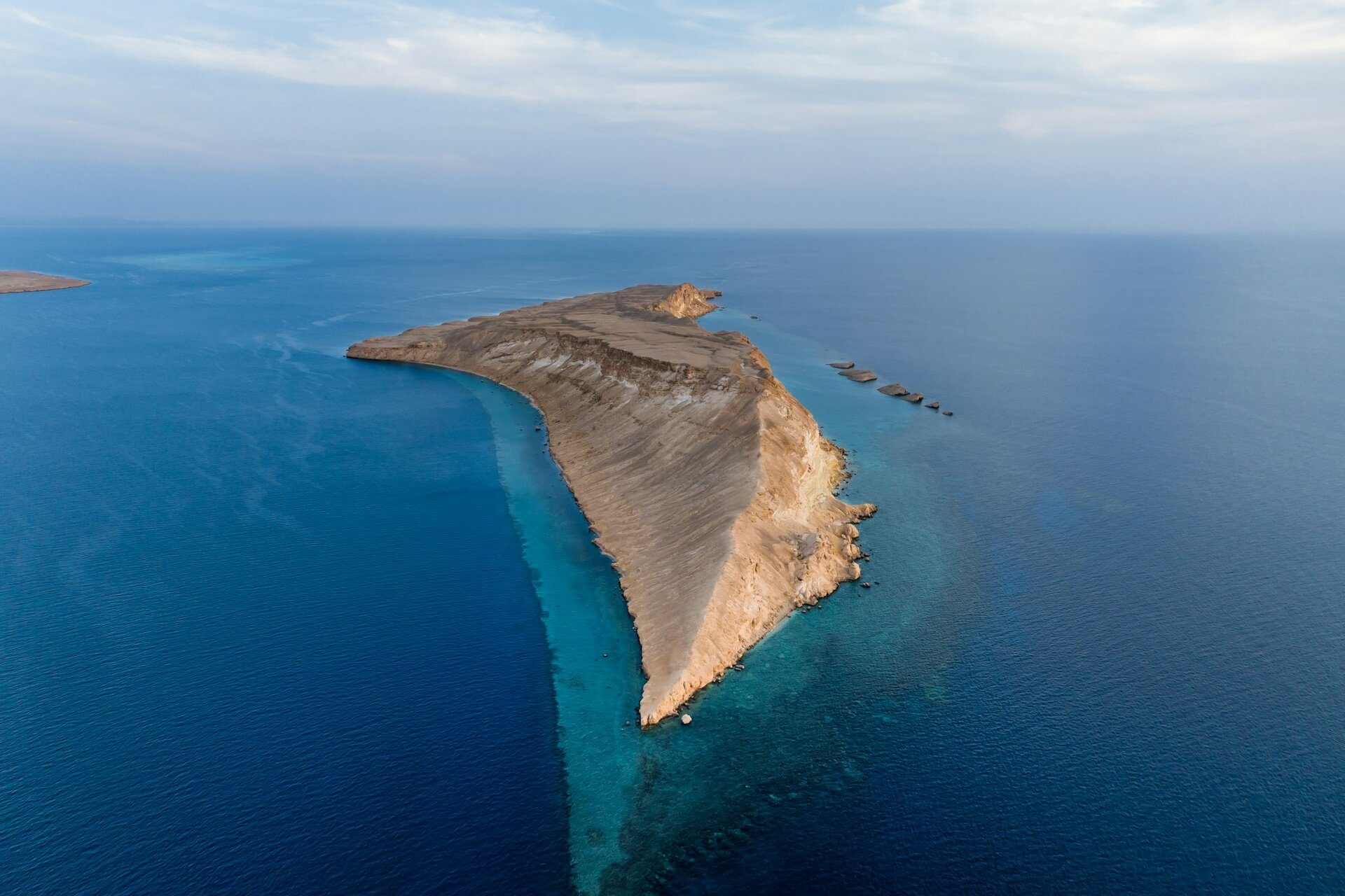 Una isla rodeada de arrecifes de coral en el Mar Rojo frente a NEOM, Arabia Saudí