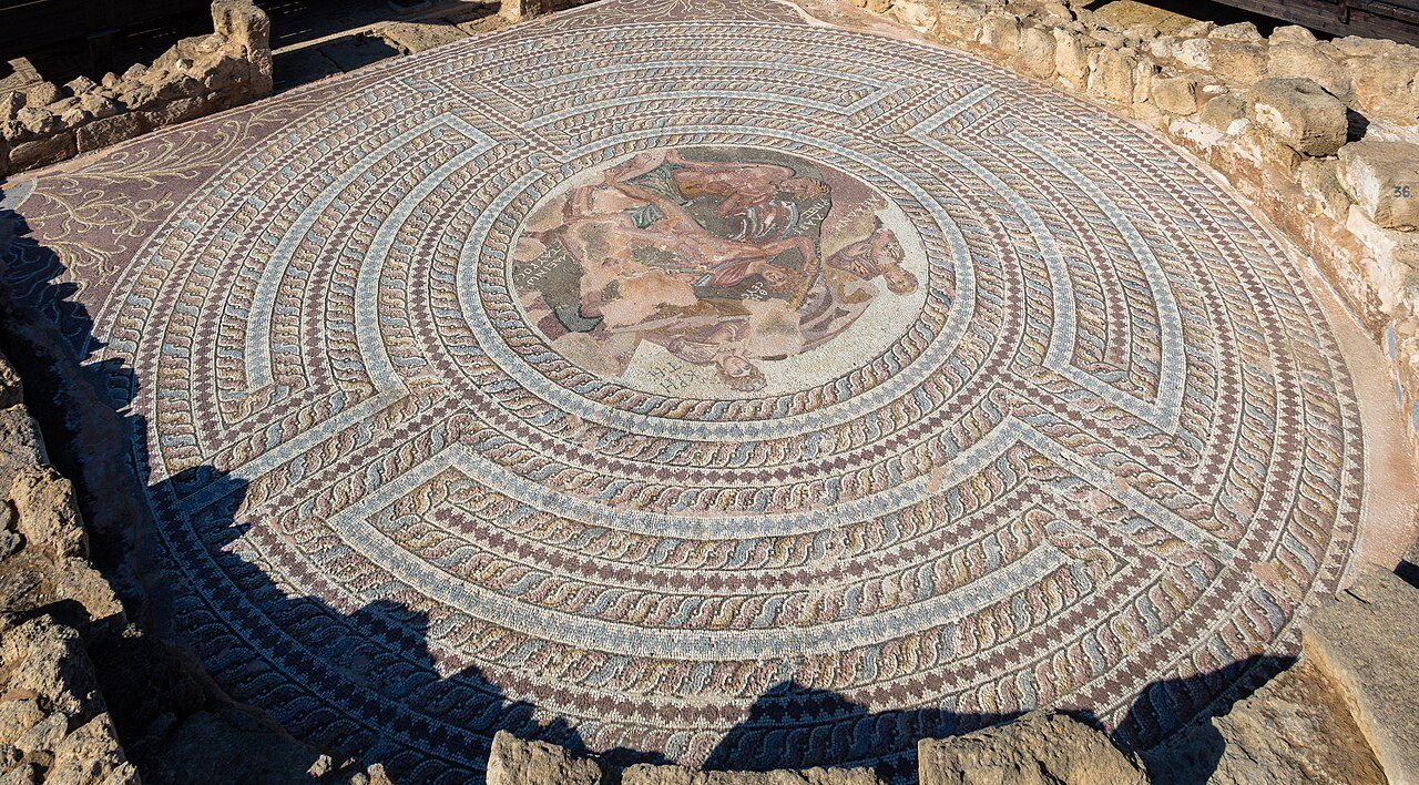 El gran mosaico circular de Teseo y el Minotauro en la Casa de Teseo del Parque Arqueológico de Pafos.