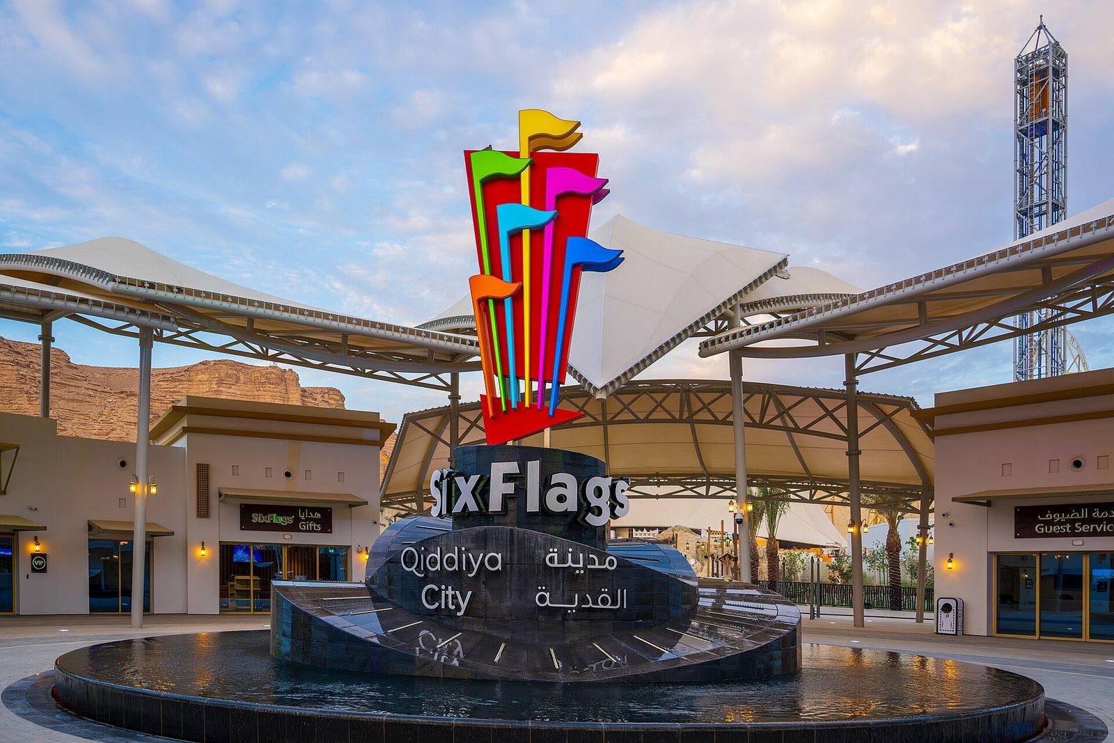 La colorida escultura de banderas y la fuente en la plaza de entrada de Six Flags Qiddiya City, cerca de Riad.