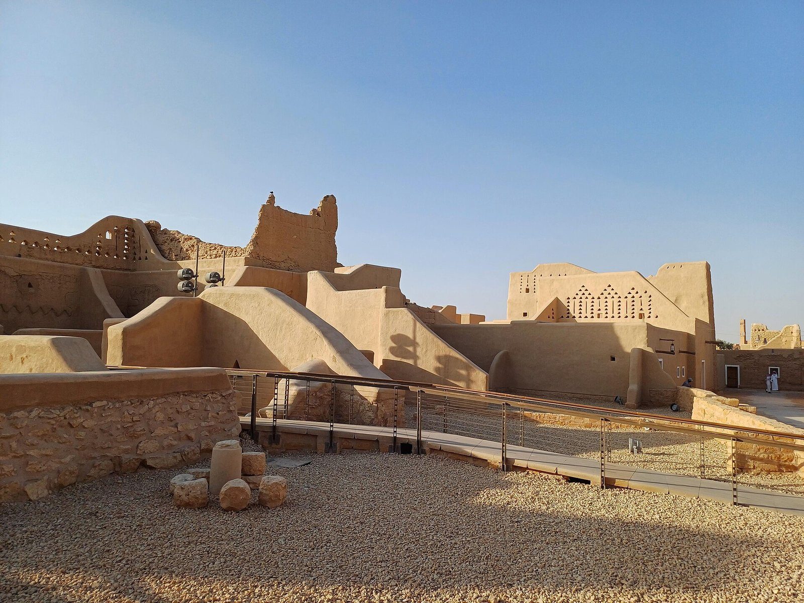 Los palacios de adobe restaurados de At-Turaif en Diriyah, cuna del Estado saudí, bajo un cielo despejado