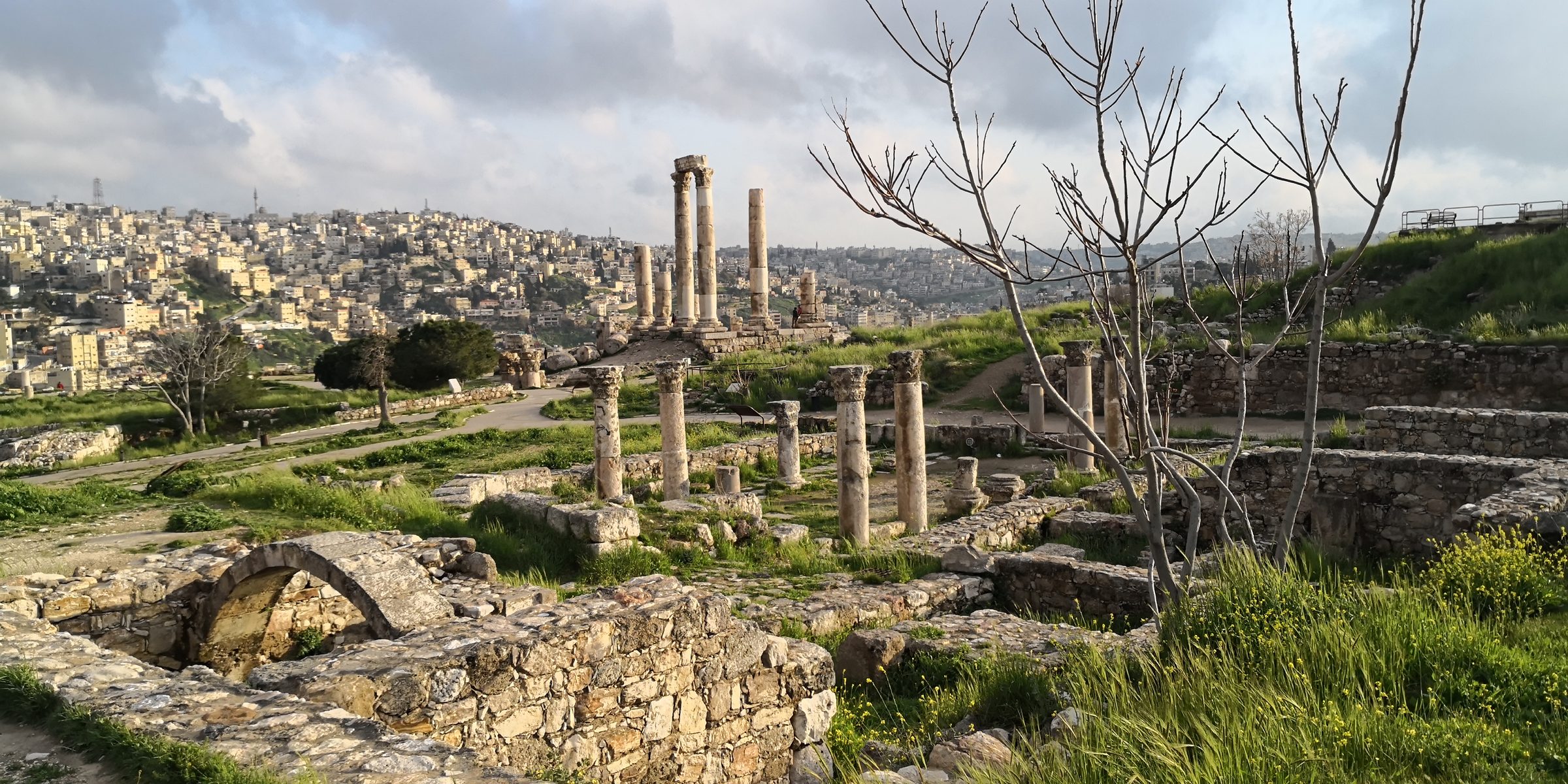 Las columnas romanas de la Ciudadela de Ammán sobre la ciudad