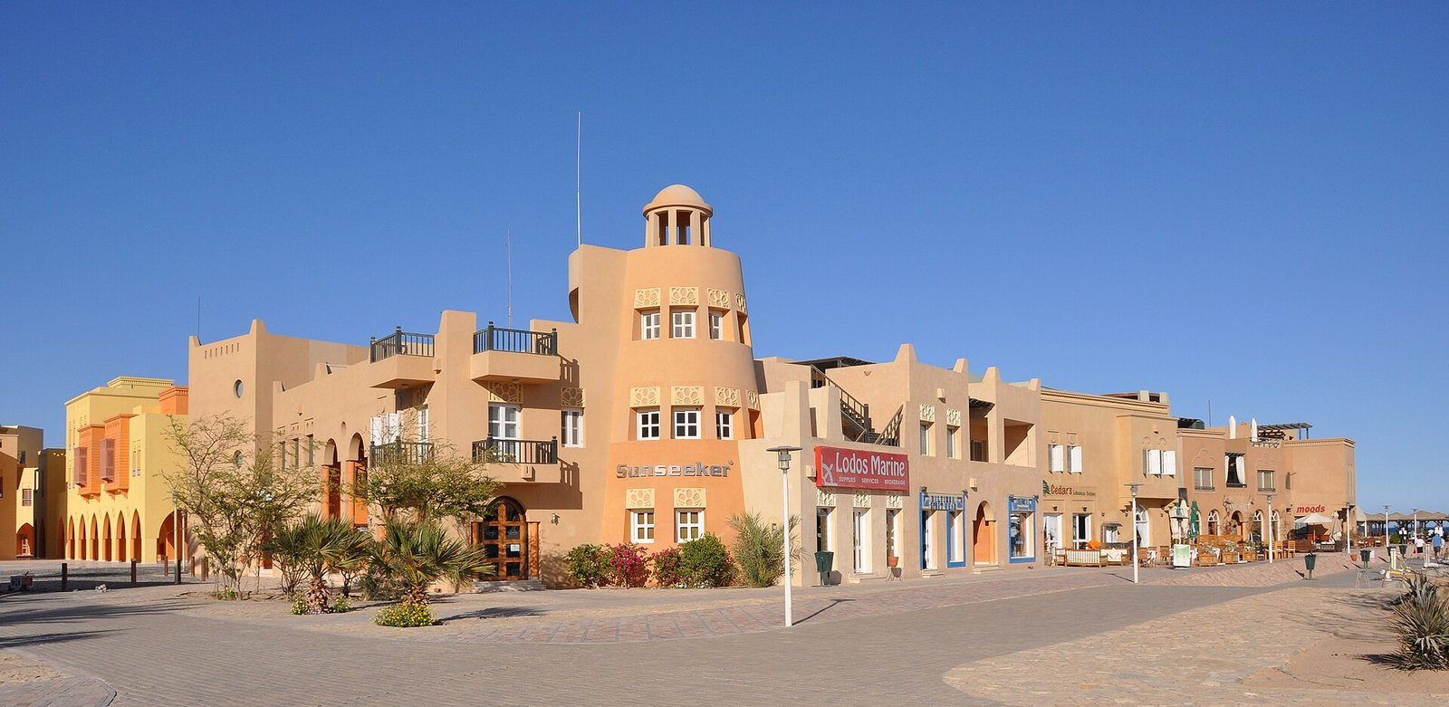 Edificios ocres frente al agua en la marina Abu Tig de El Gouna, en el Mar Rojo al norte de Hurgada