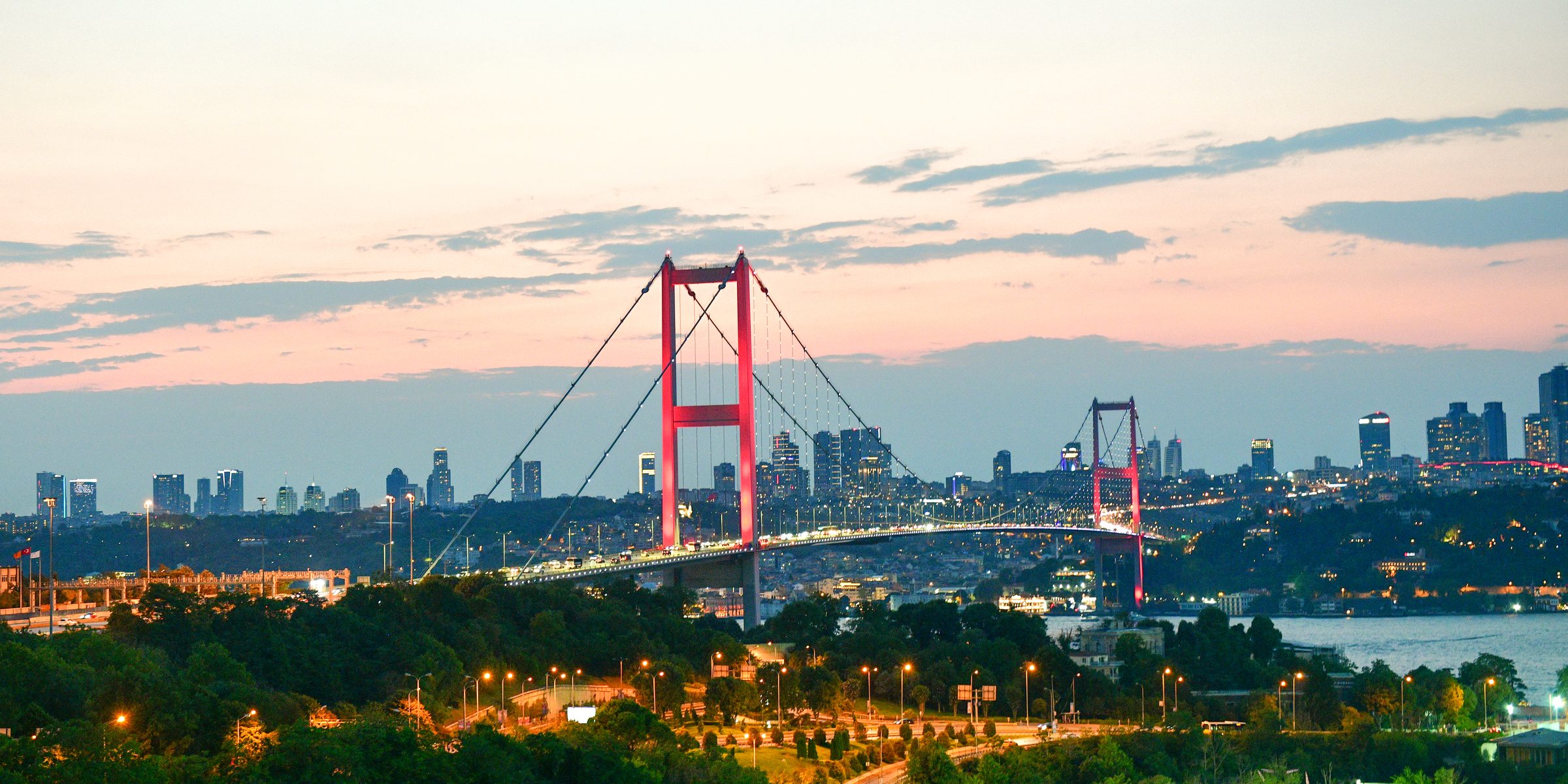 El Puente del Bósforo iluminado al anochecer sobre el estrecho, Estambul