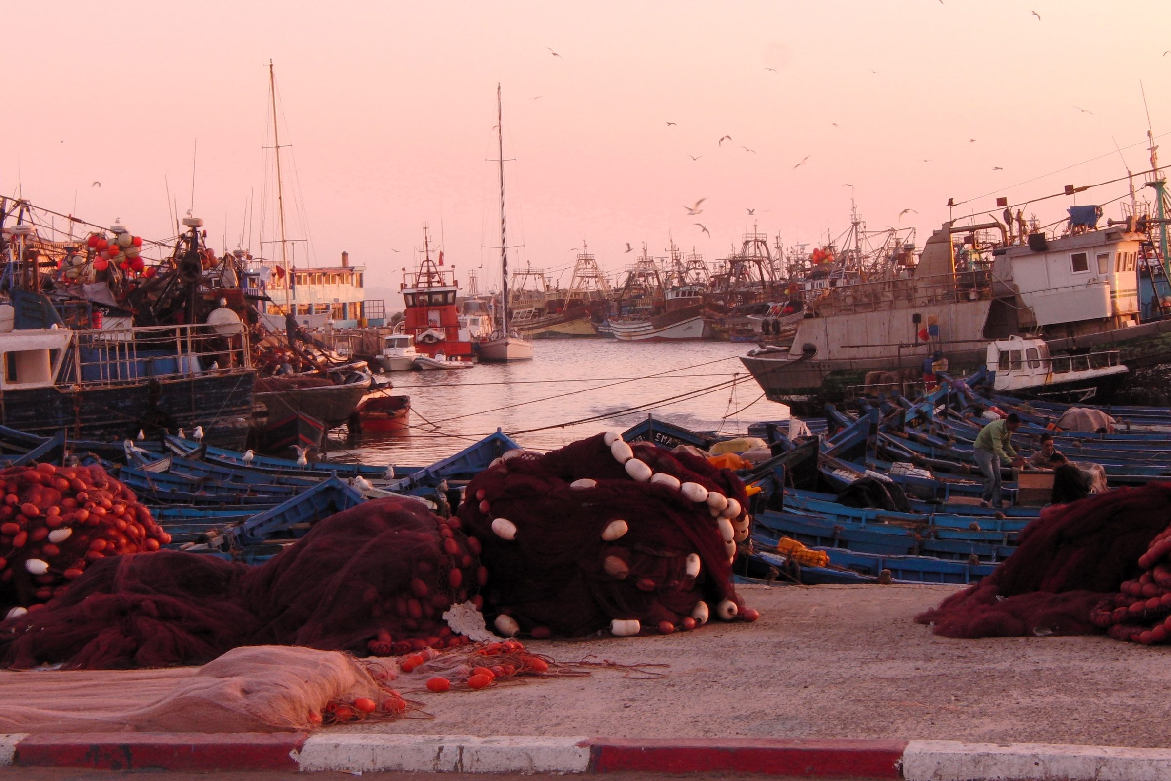 Barcas y redes de pesca en el puerto de Esauira