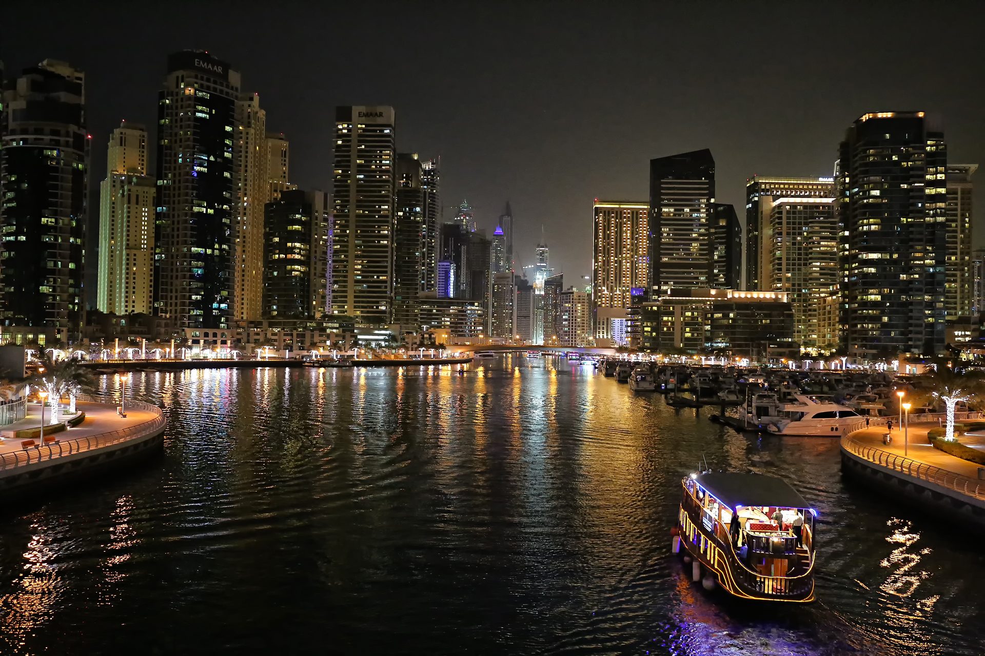 Las torres de Dubai Marina reflejadas en el canal de noche