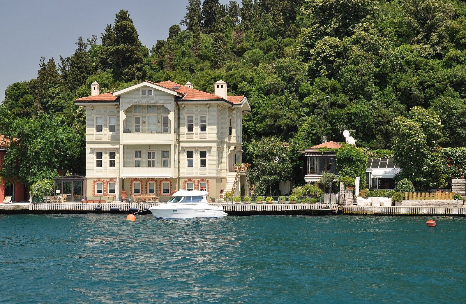 La Haci Ahmet Bey Yali, una histórica mansión junto al agua en el Bósforo, en Kanlica, Estambul