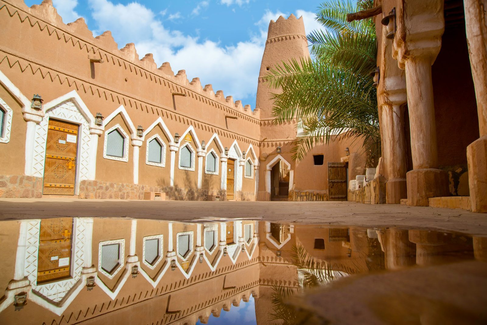 Muros najdíes de adobe con respiraderos triangulares, la tradición constructiva de Diriyah