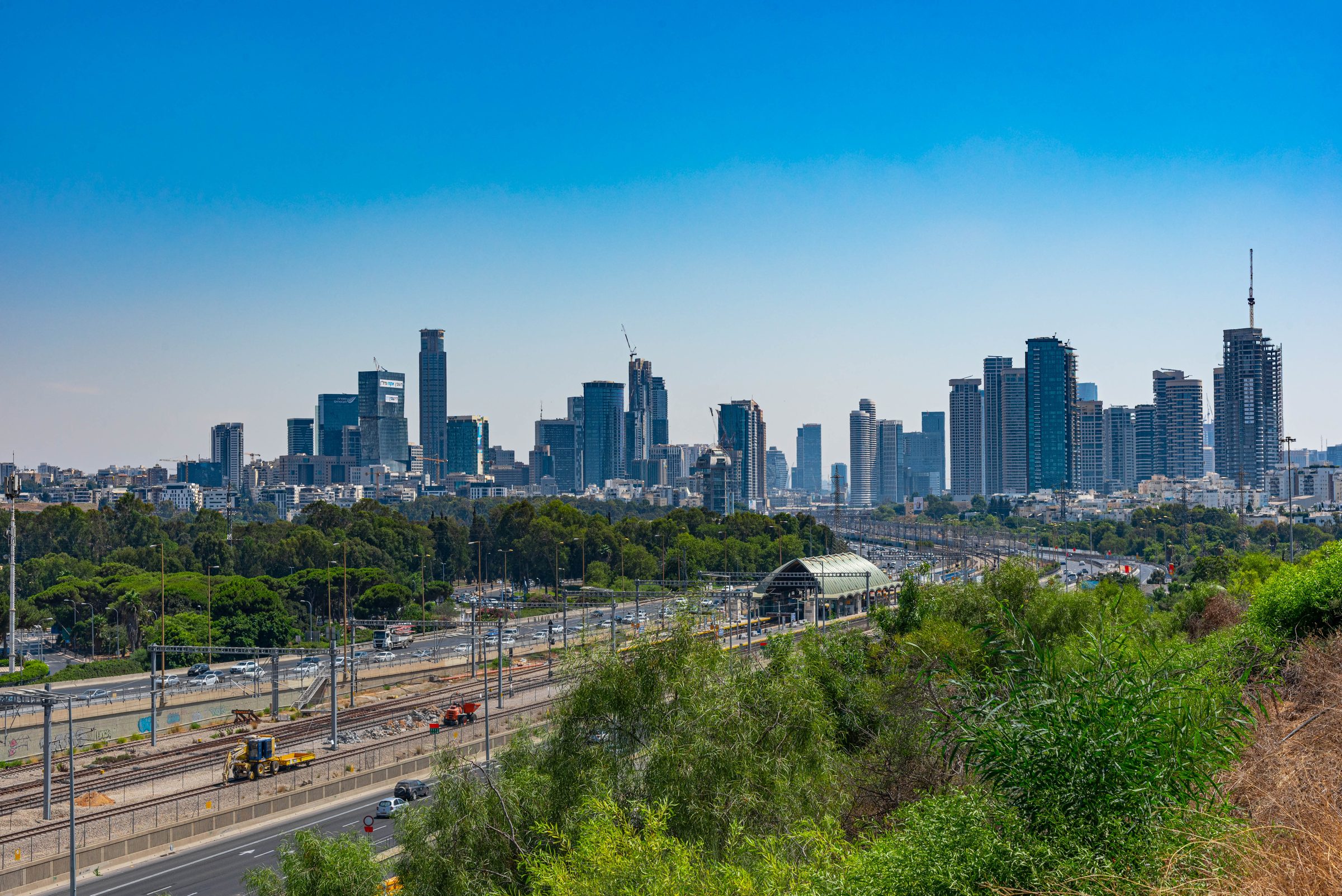 Los perfiles urbanos de Tel Aviv y Ramat Gan bajo un cielo azul despejado