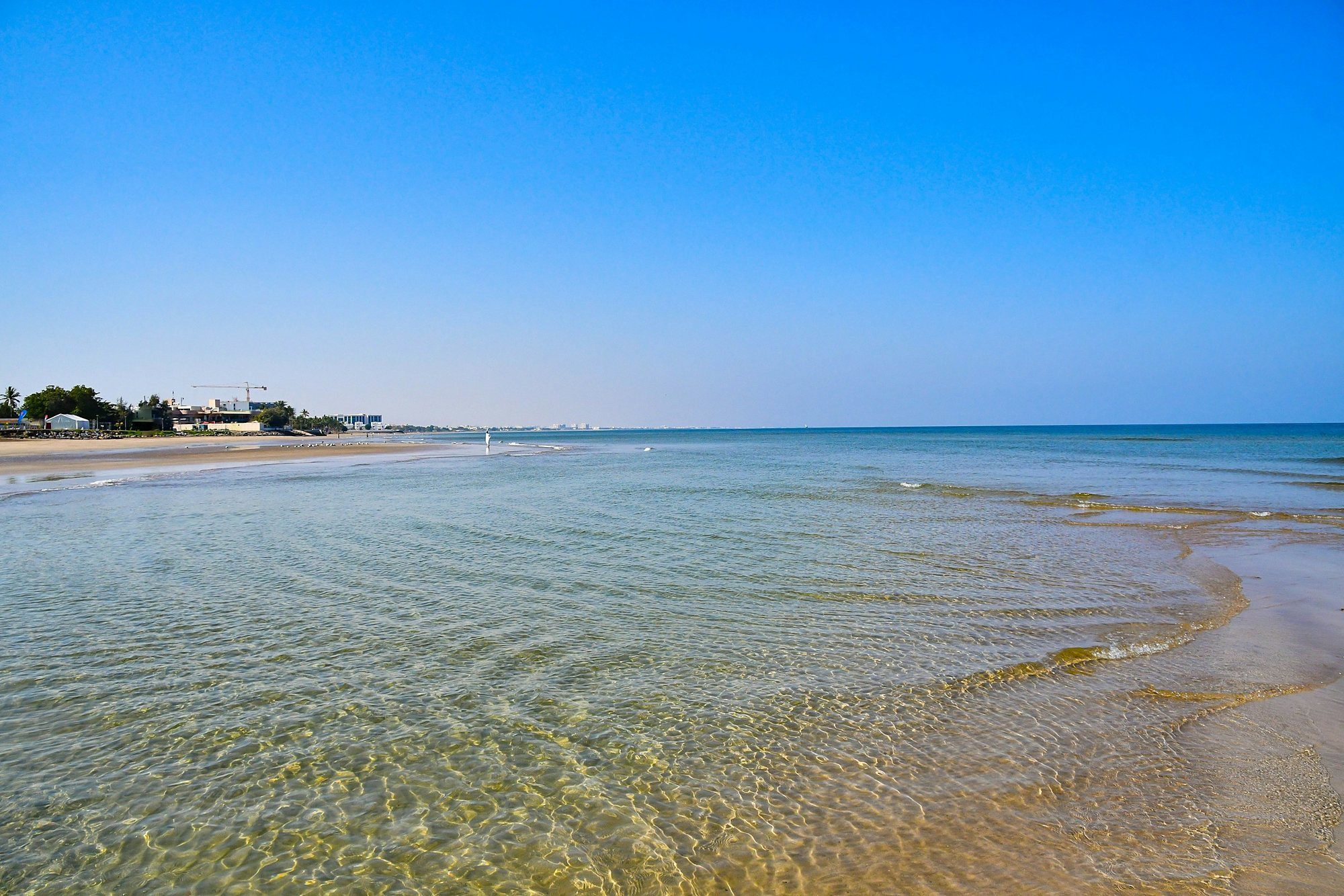 Aguas transparentes y poco profundas en una larga playa del golfo de Omán