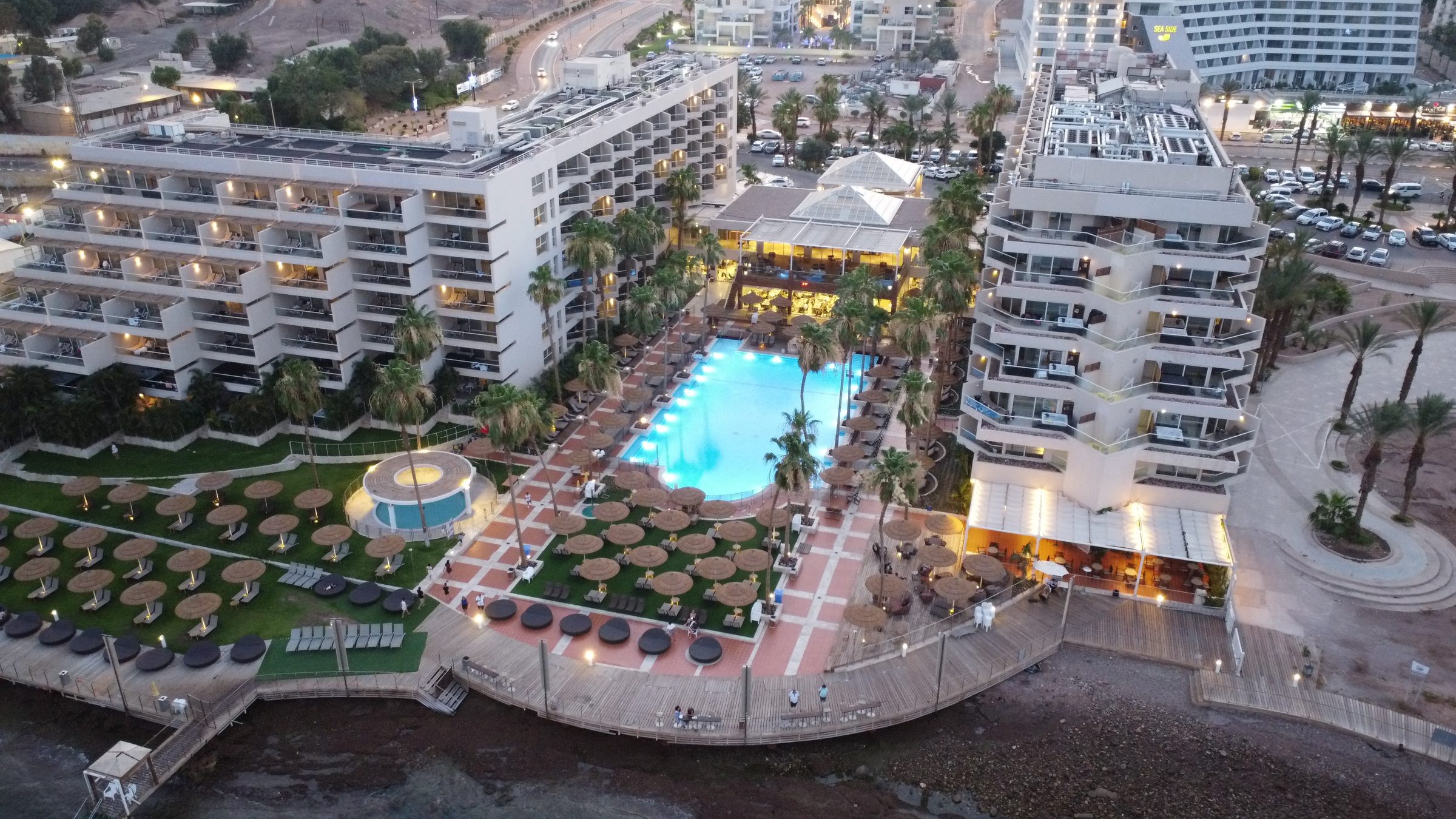 Los hoteles y piscinas del paseo marítimo de Eilat vistos desde lo alto, a orillas del Mar Rojo
