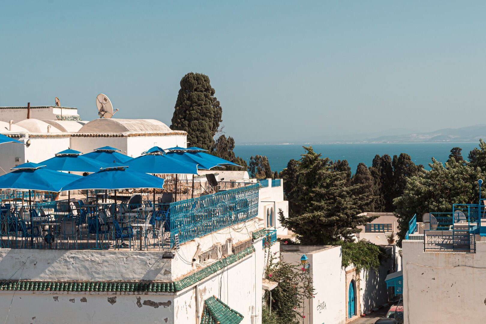 Terrazas azules y blancas de Sidi Bou Said sobre el golfo de Túnez