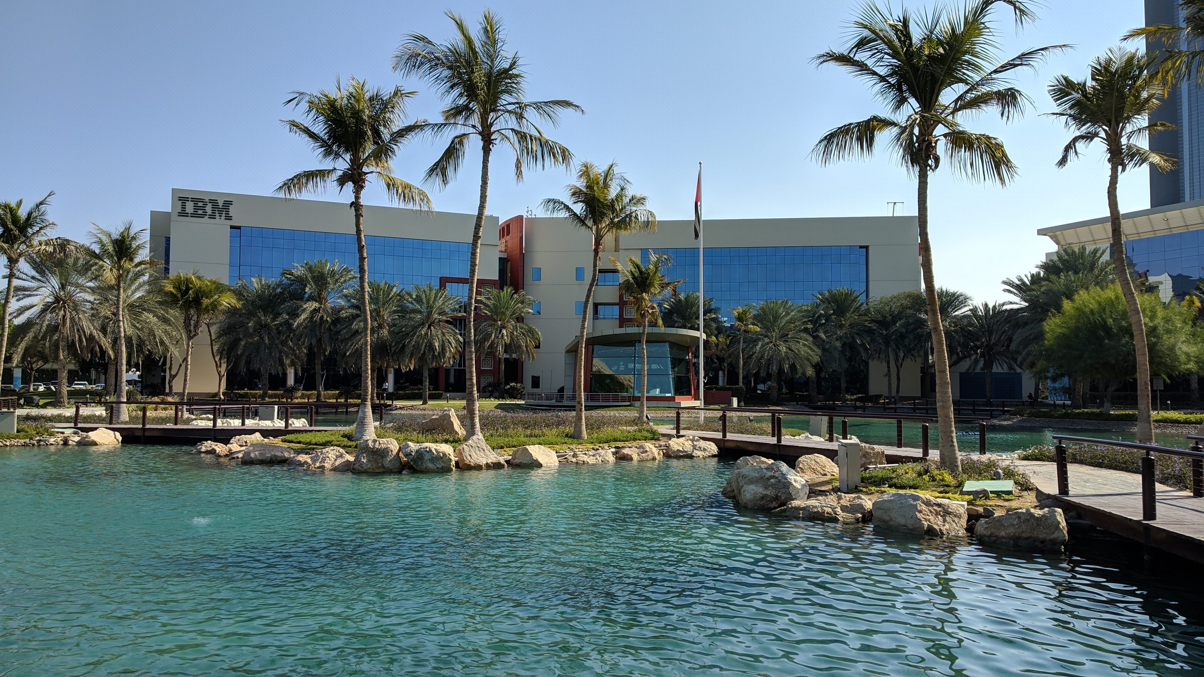 Palmeras y canales en Dubai Internet City