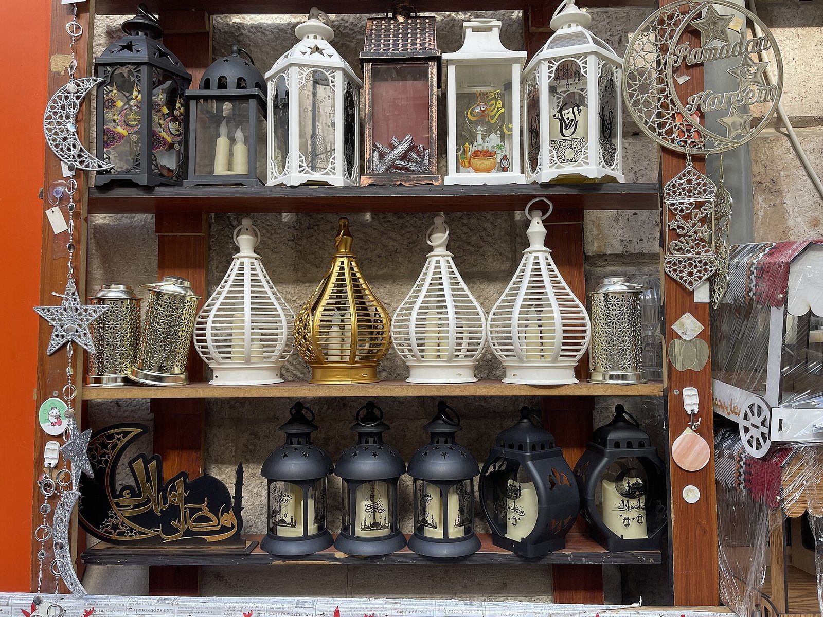 Estantes con faroles de Ramadán de latón, blancos y negros, a la venta en el centro de Ammán.