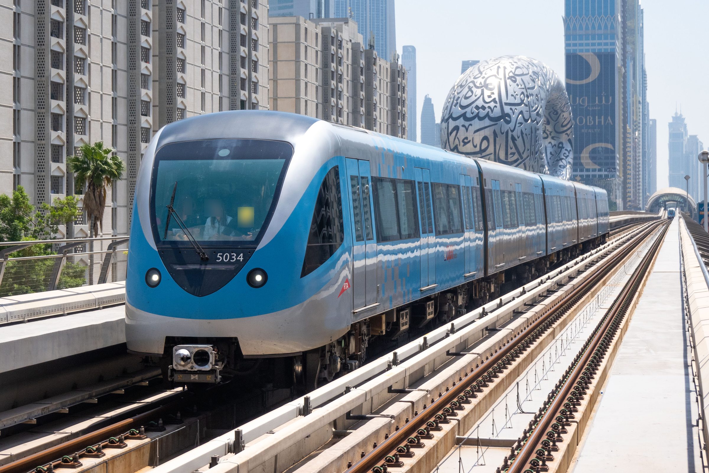 El metro de Dubái pasa junto al Museo del Futuro en la avenida Sheikh Zayed Road
