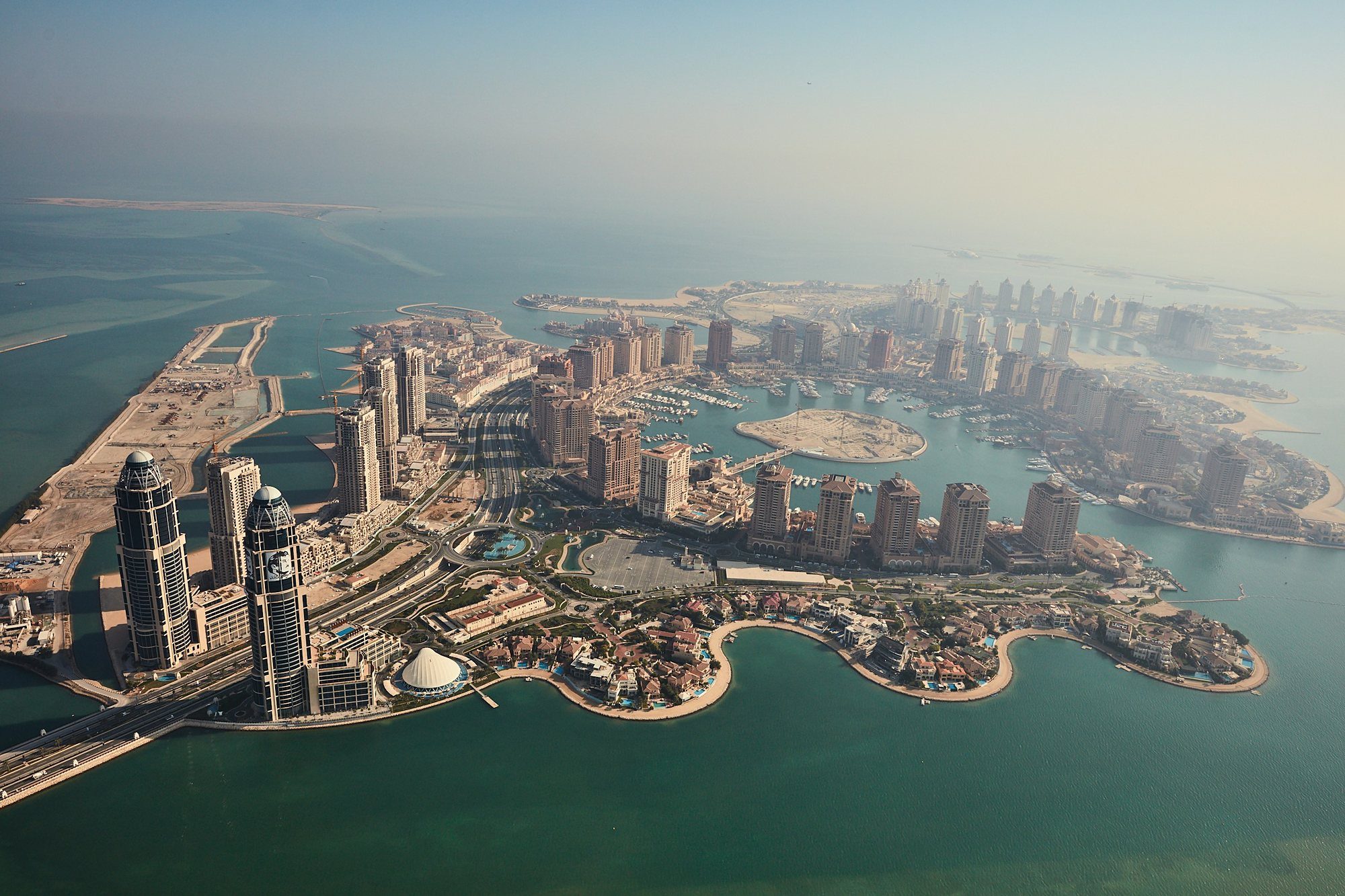 The Pearl-Qatar con sus marinas y villas desde el aire, Doha