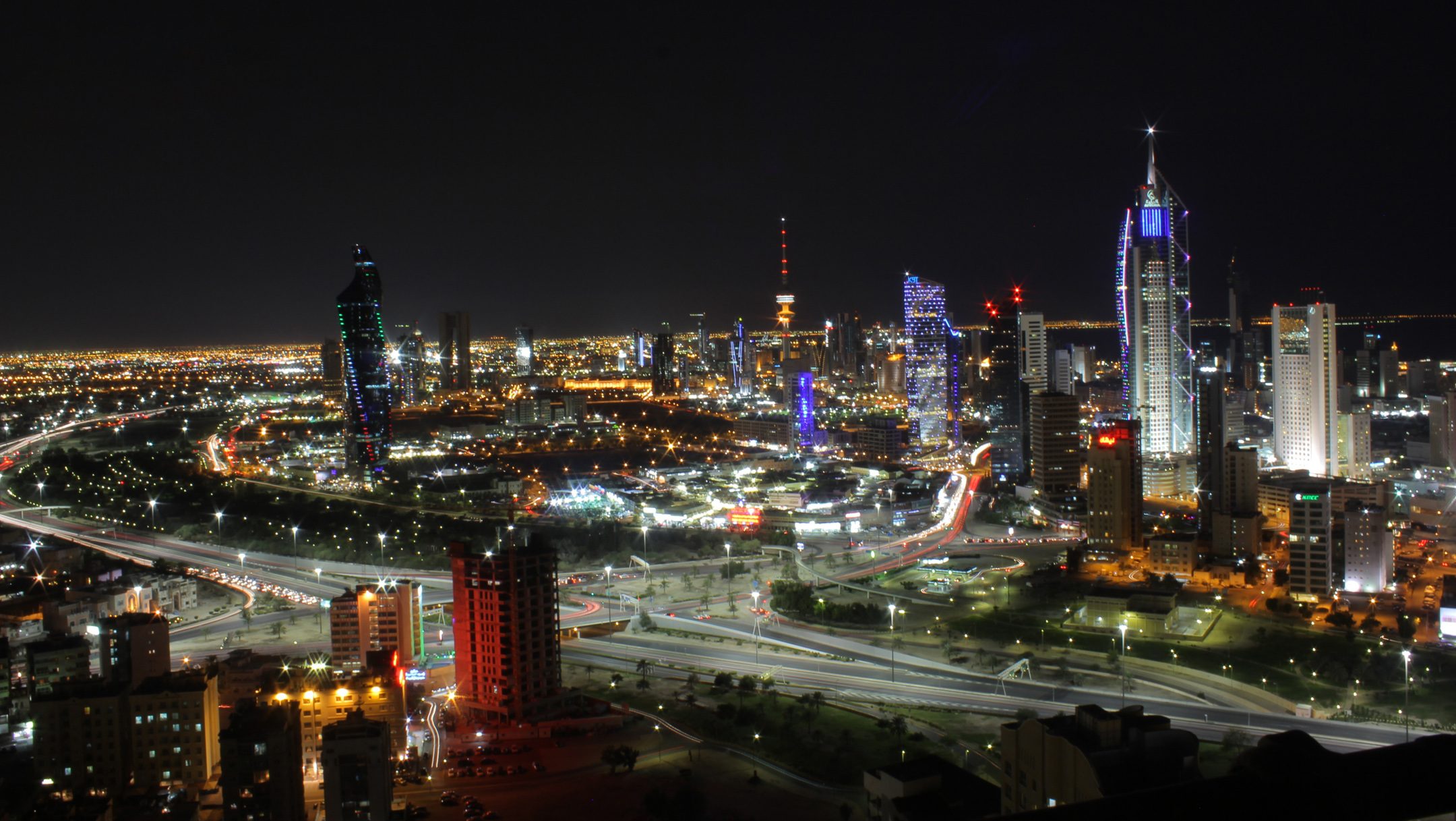 El perfil urbano de la ciudad de Kuwait centellea al caer la noche