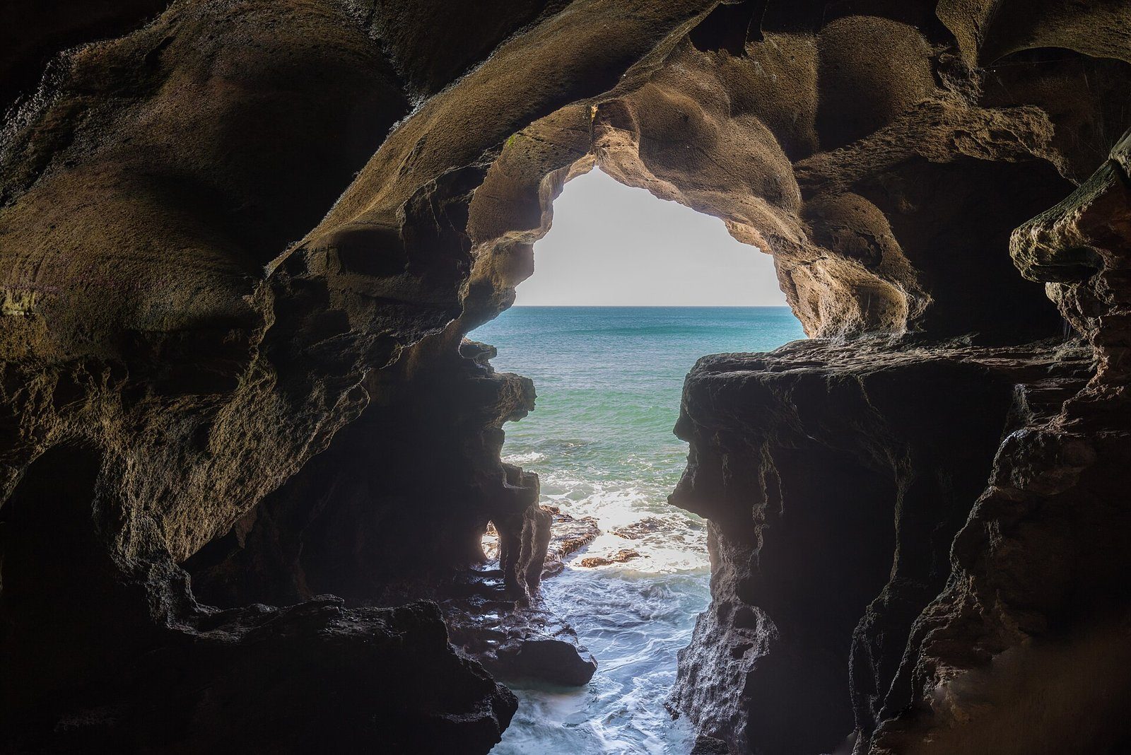 El Atlántico visto a través de la abertura al mar con forma de África de las Cuevas de Hércules, en el cabo Espartel, cerca de Tánger.