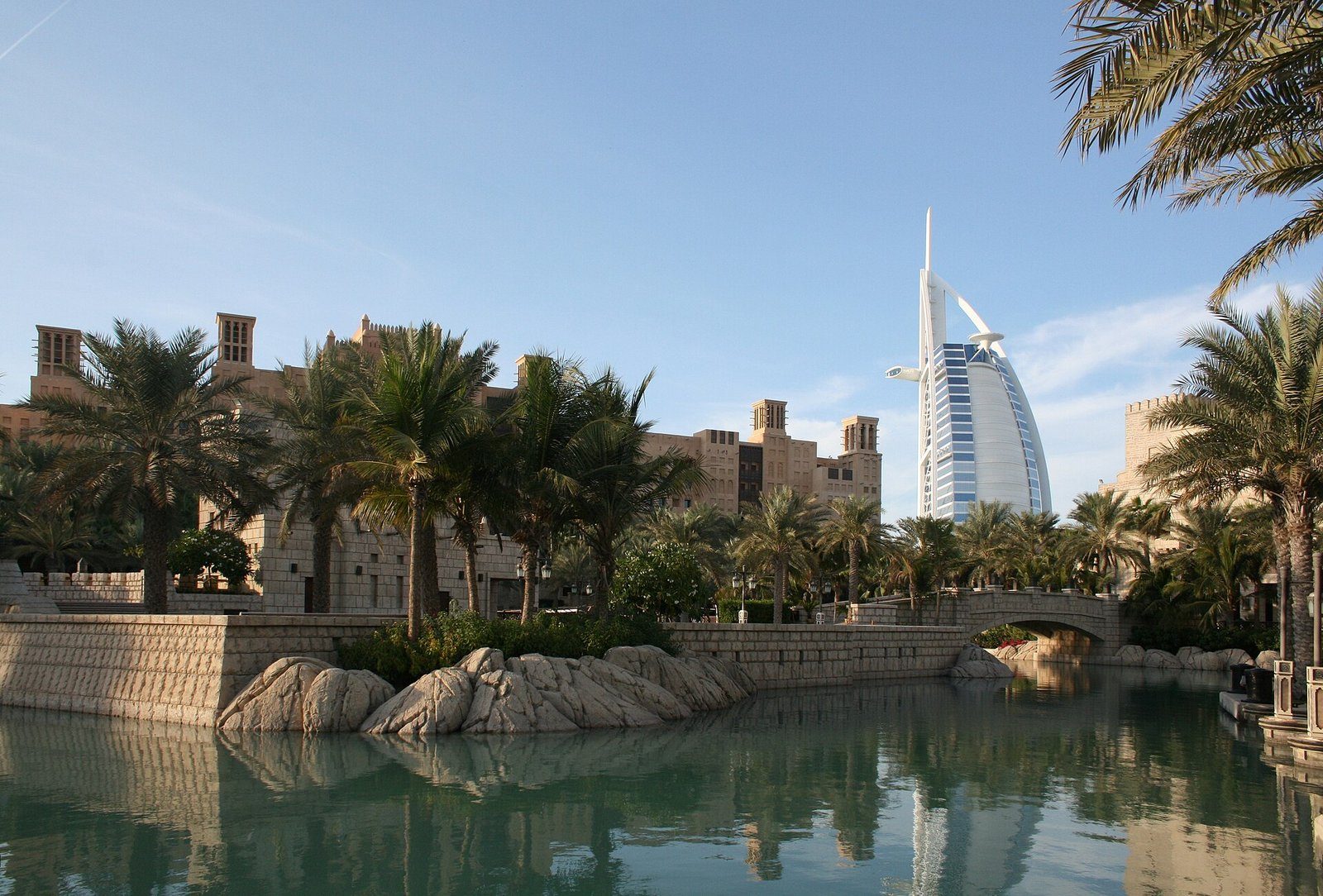 Los canales bordeados de palmeras de Madinat Jumeirah conducen la mirada hasta la vela del Burj Al Arab, Dubái.