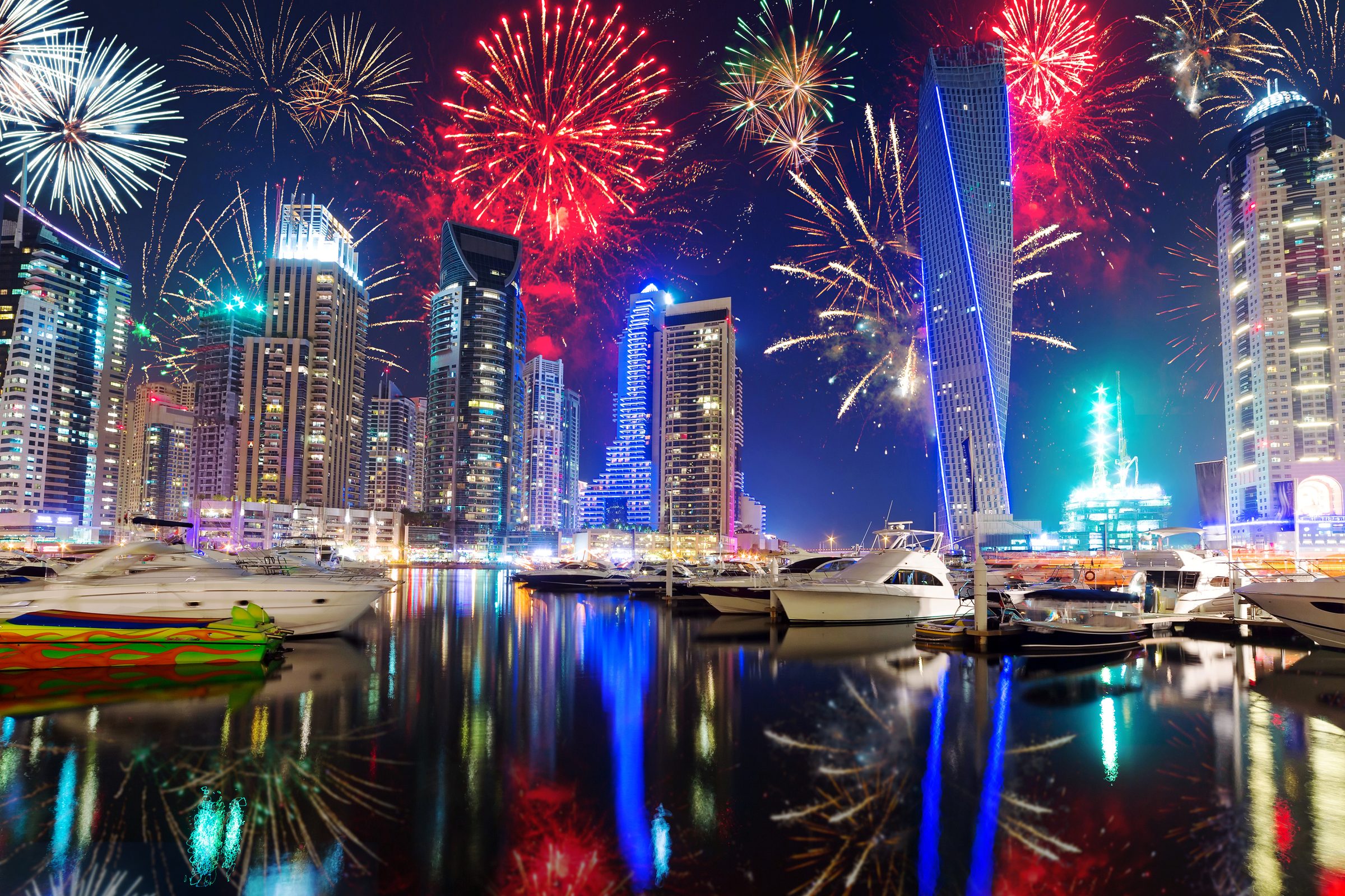 Fuegos artificiales estallan sobre las torres y los yates de Dubai Marina