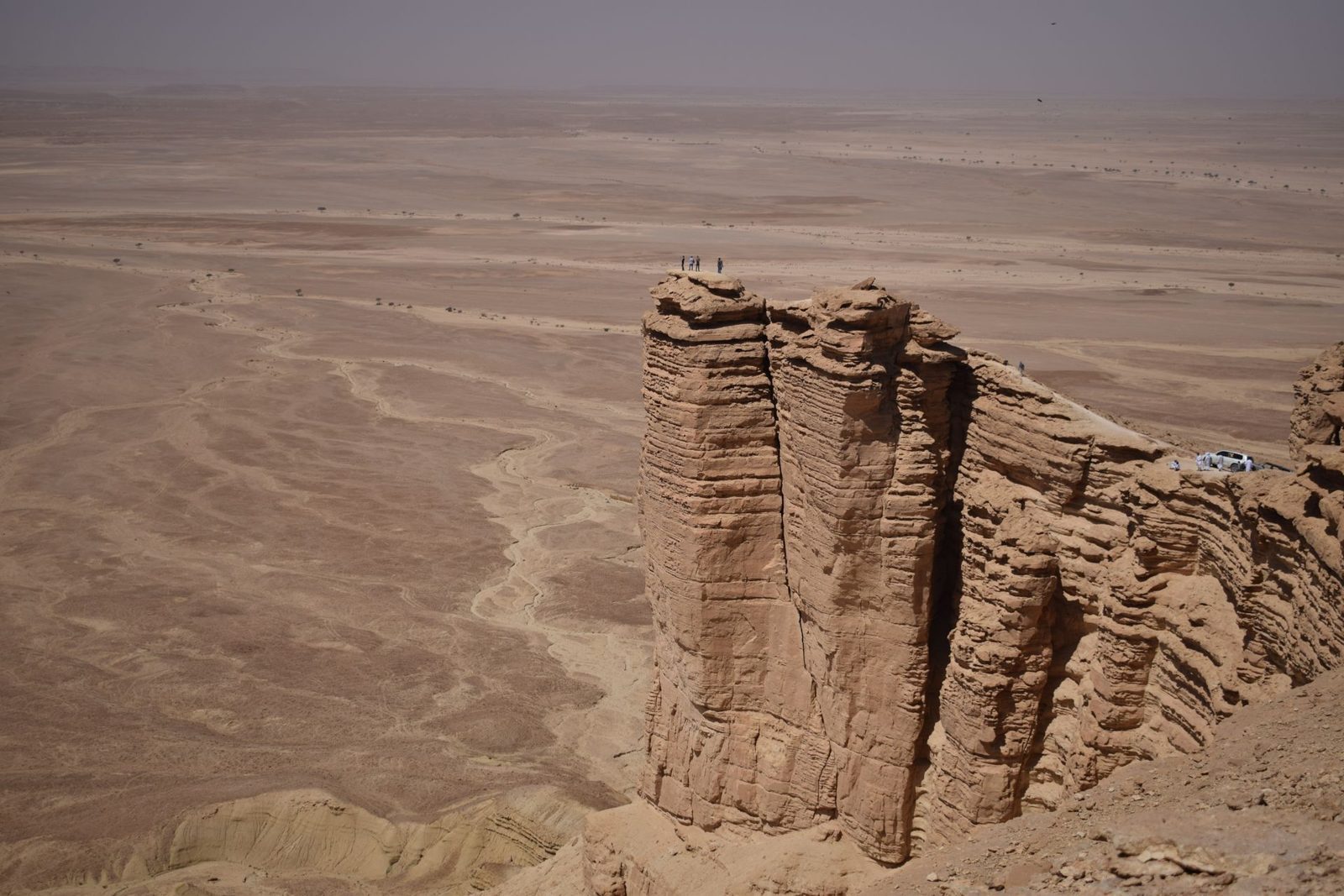 Los acantilados del Borde del Mundo en el escarpe de Tuwaiq, cerca de Riad