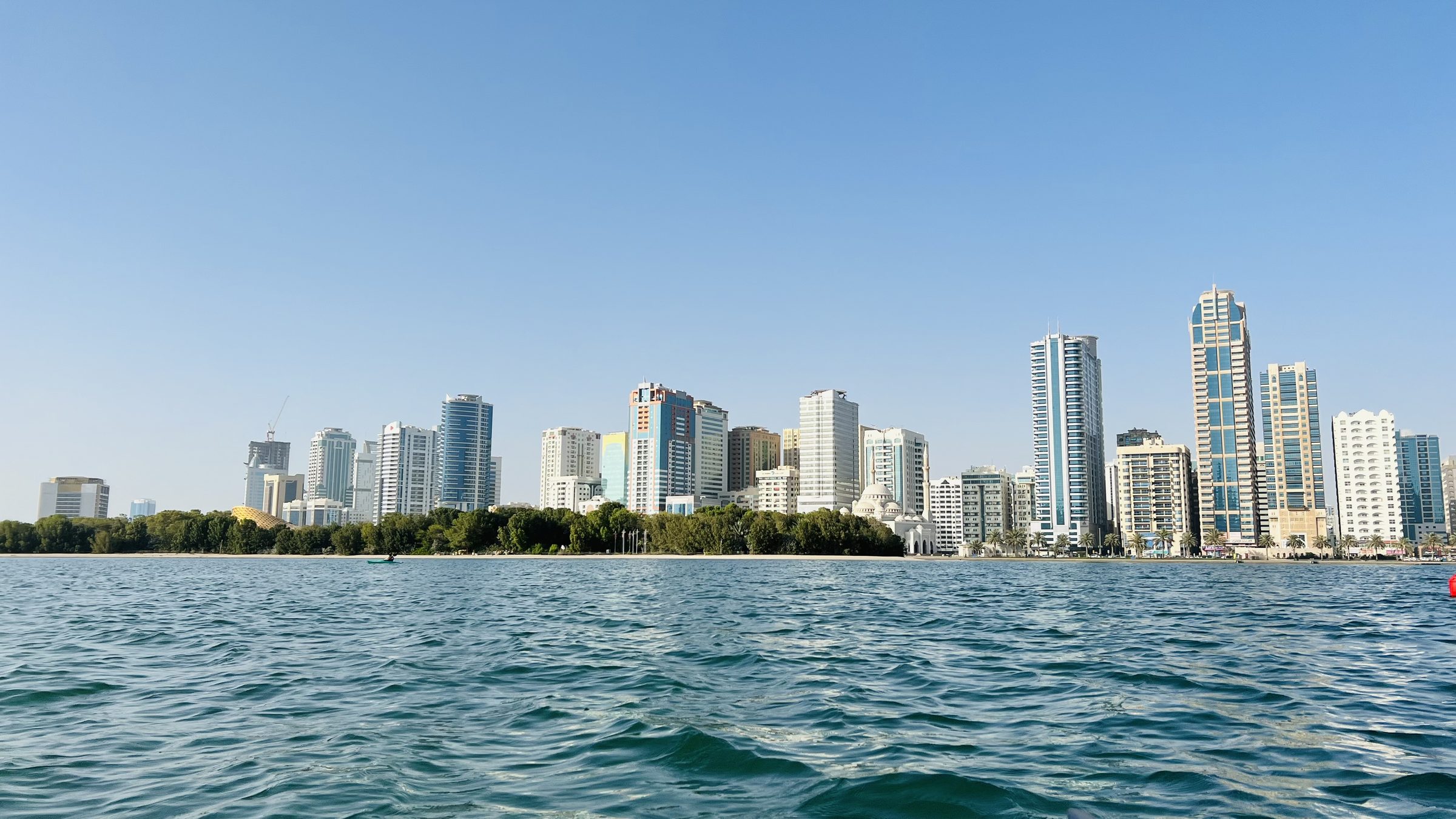 El perfil urbano de Sharjah contemplado desde la otra orilla de su corniche