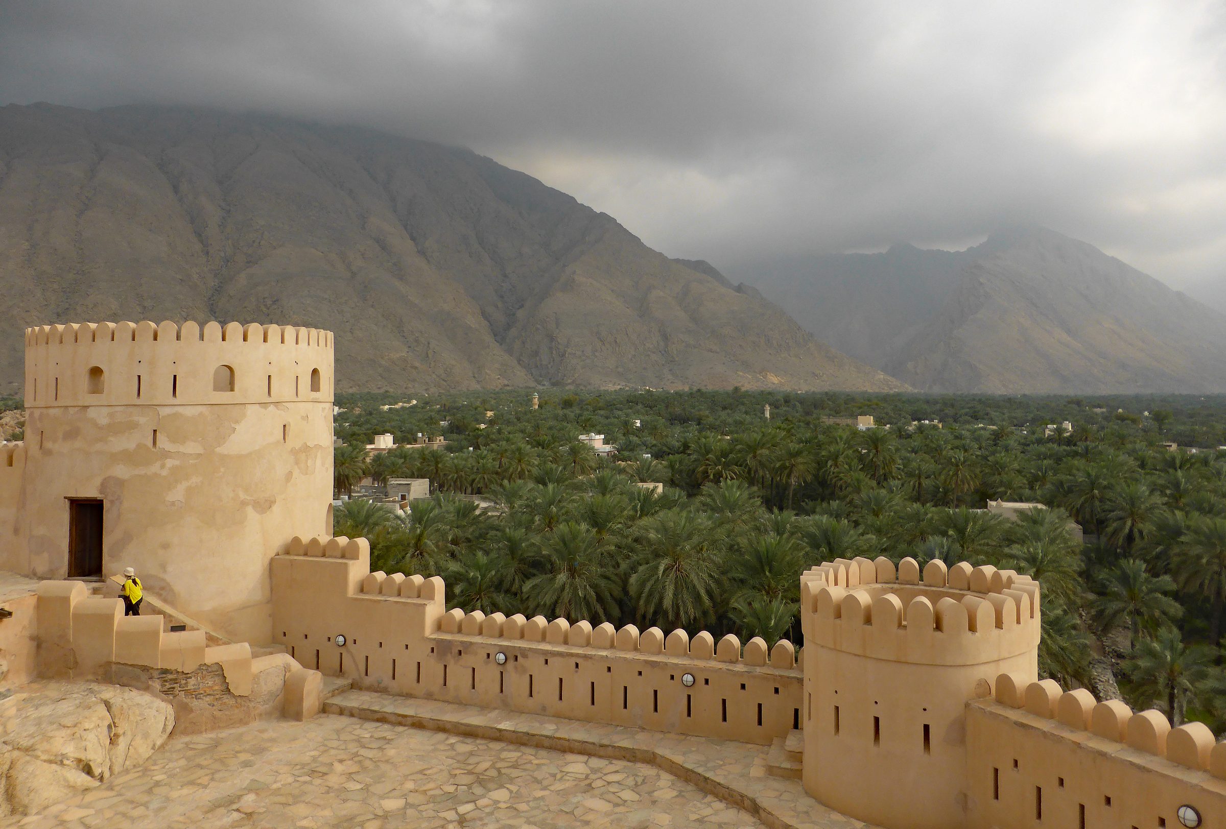 Torres y murallas sobre un mar de palmeras datileras en el oasis de Rustaq, Omán