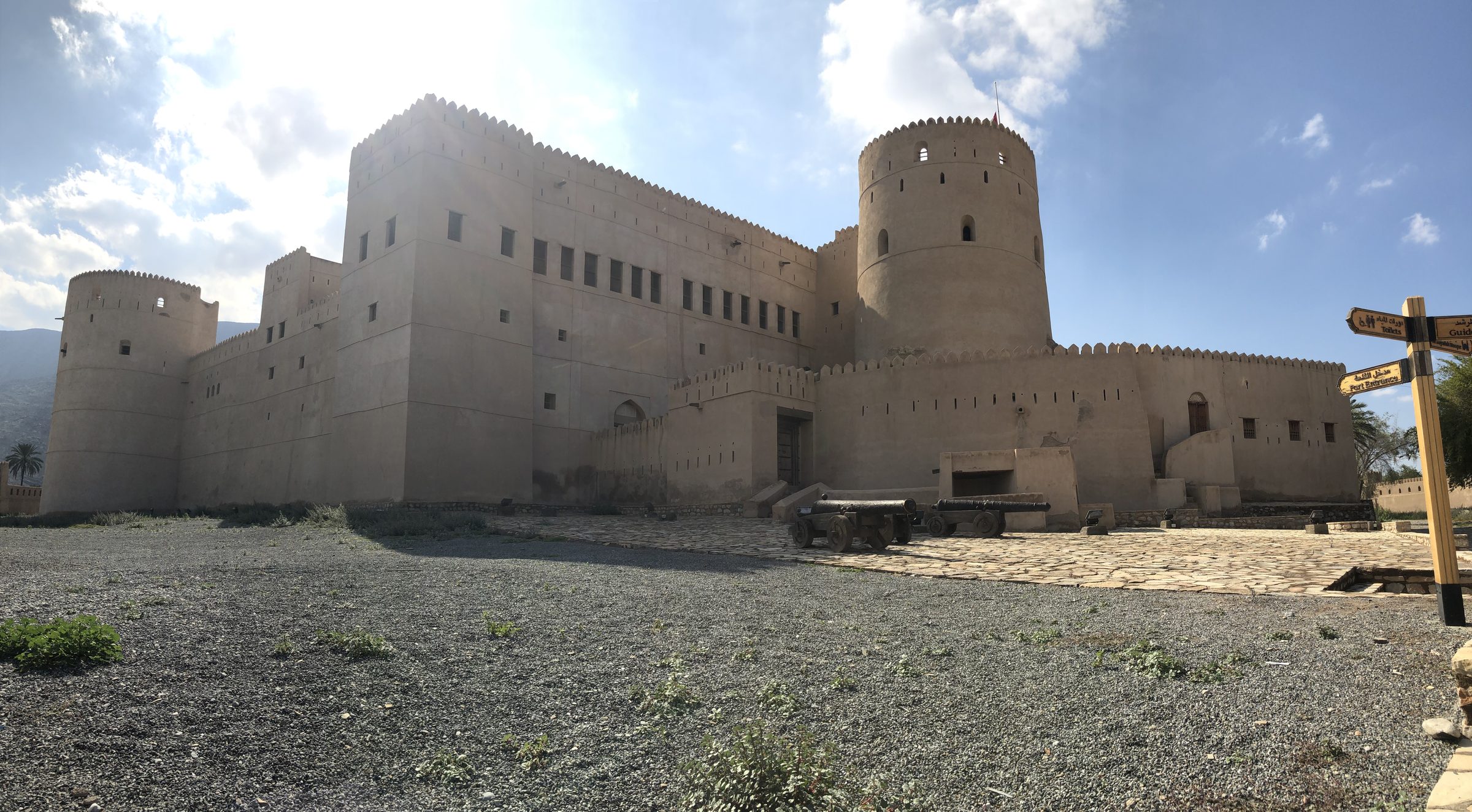 El Fuerte de Rustaq al pie de las montañas de Hajar, Al Batinah Sur, Omán