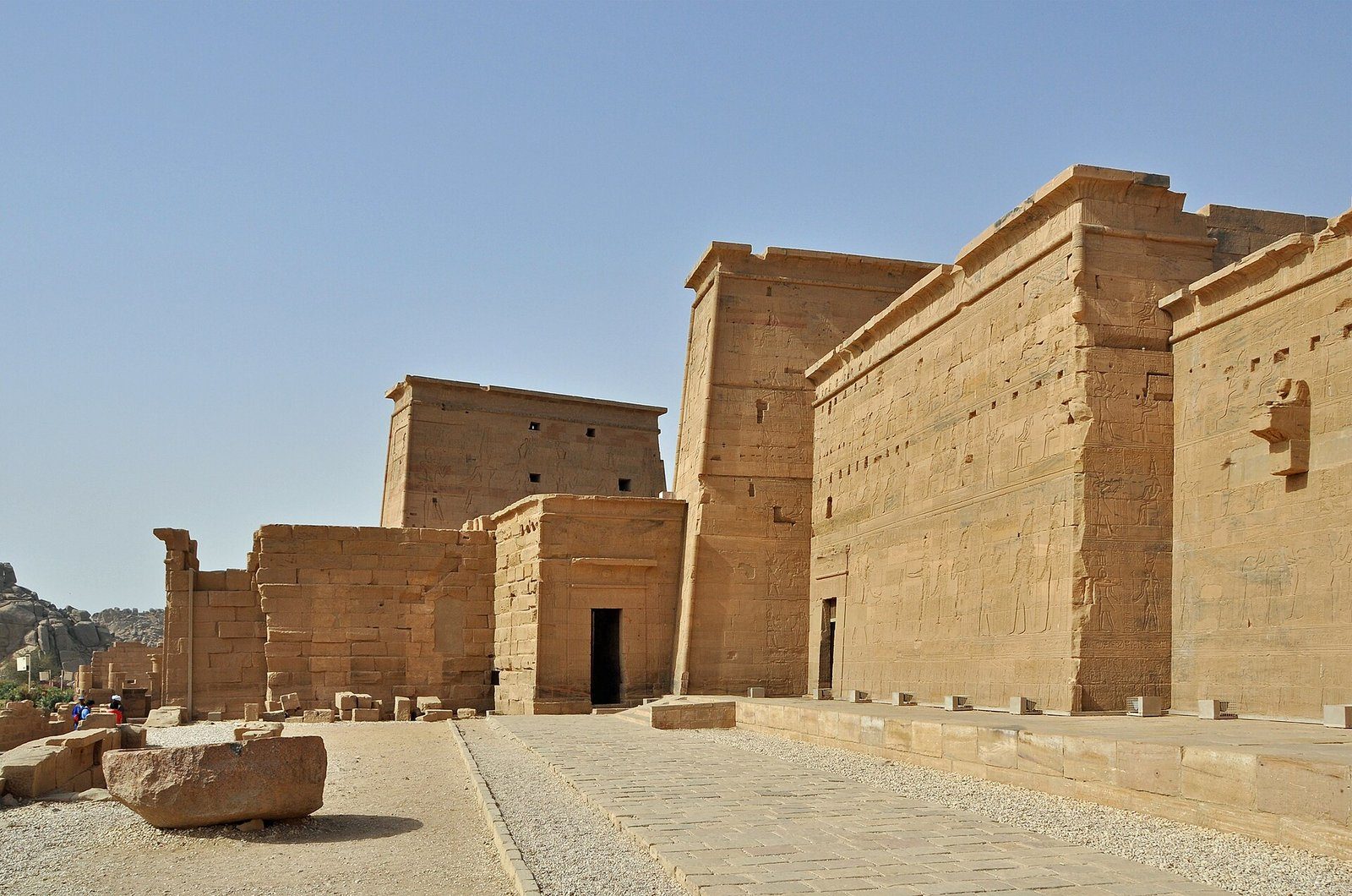 Los pilonos de arenisca del Templo de Isis en Filé, cerca de Asuán, bajo un cielo azul despejado
