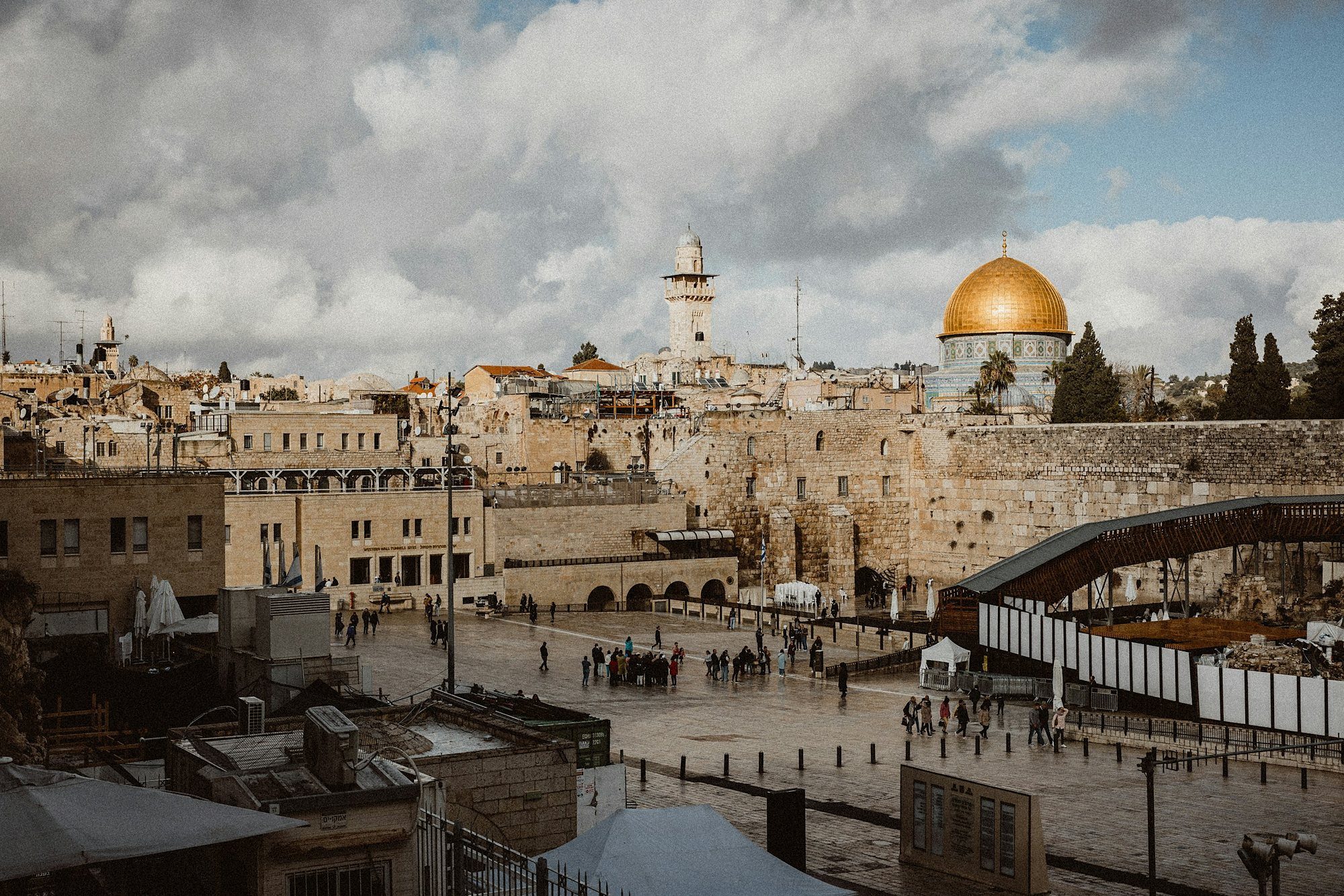La Cúpula de la Roca y el Muro de las Lamentaciones en la Ciudad Vieja de Jerusalén