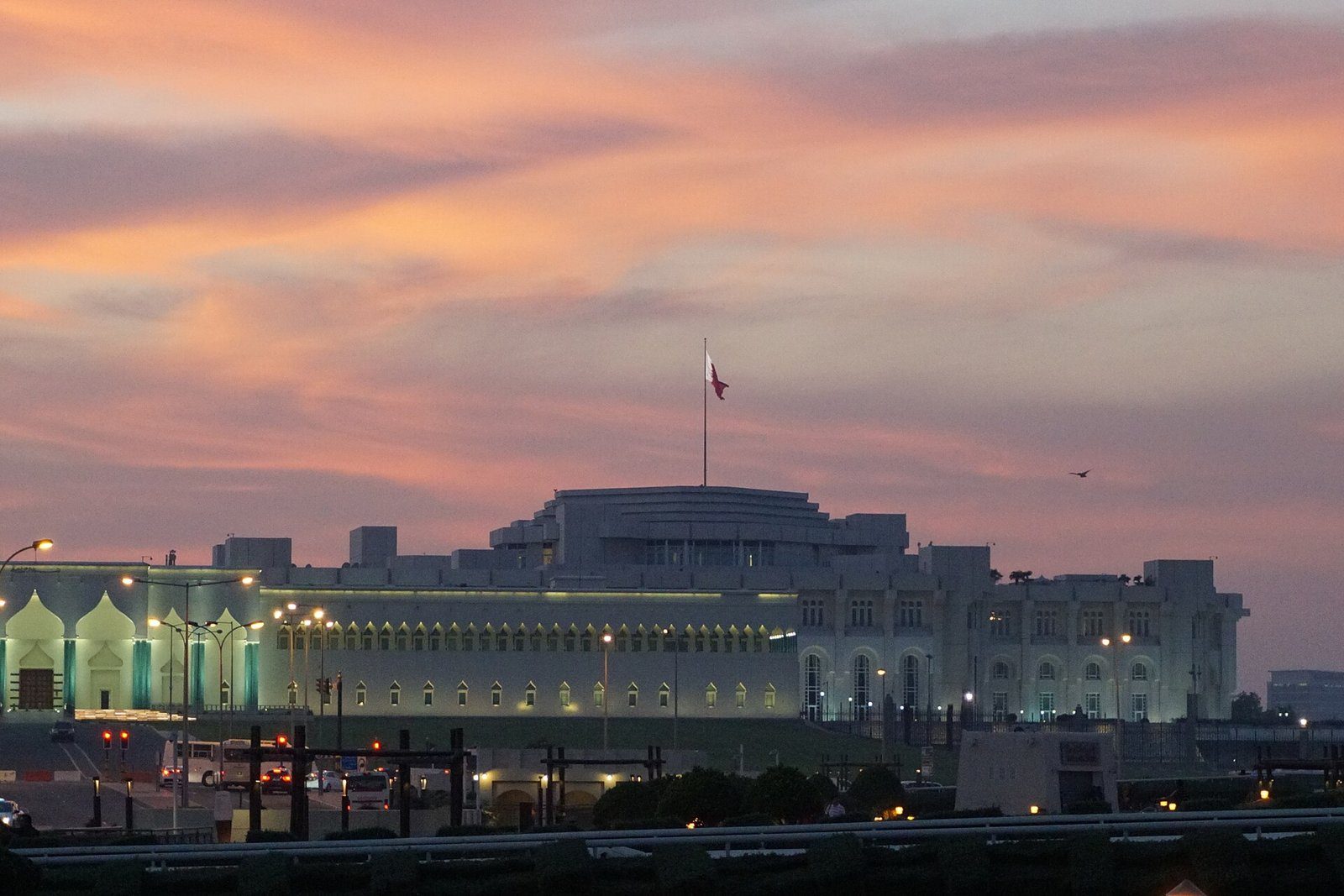 El Amiri Diwan, sede del emir de Catar, bajo un cielo rosado al atardecer en la Corniche de Doha