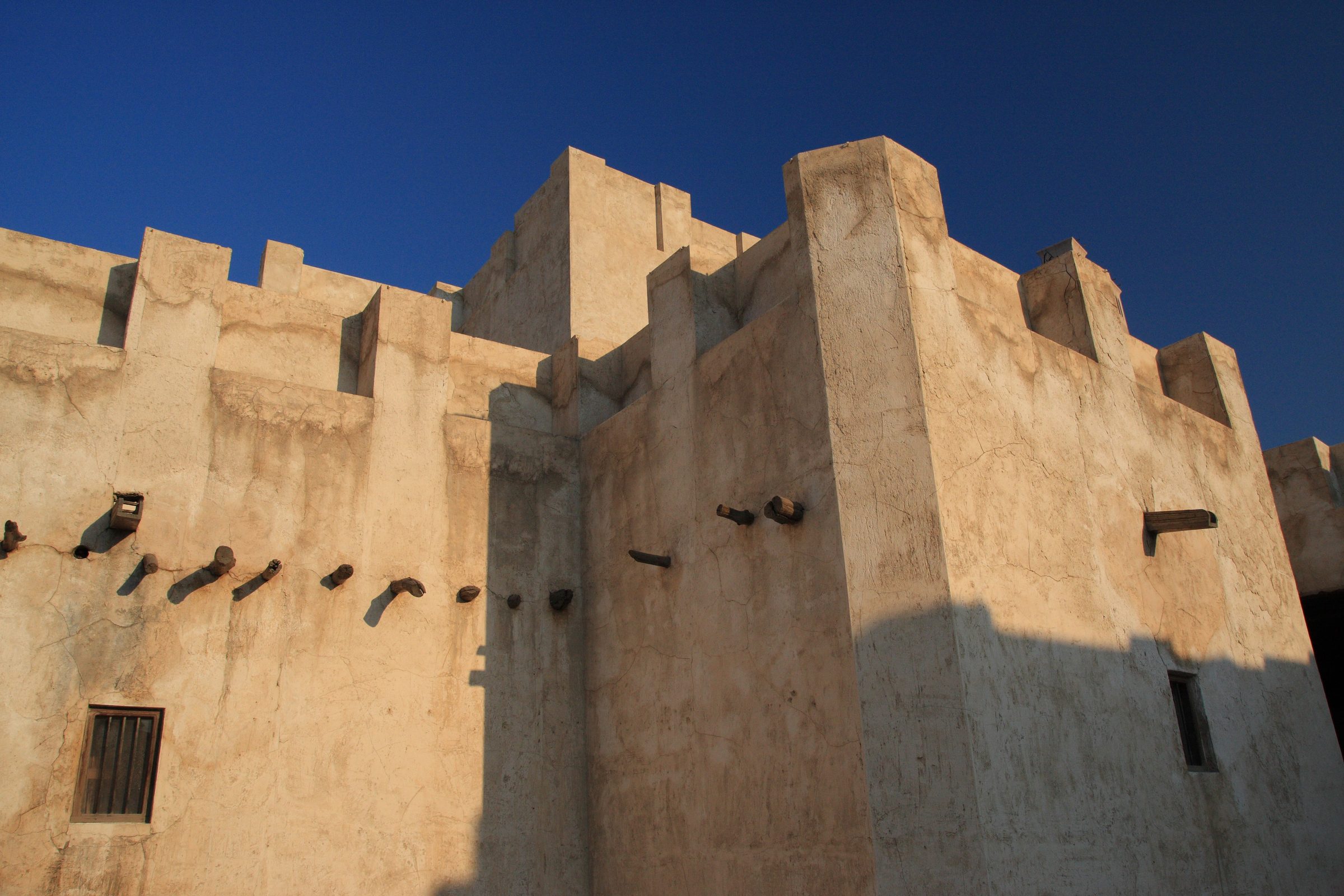 Muros bañados de sol de un fuerte histórico en el Área Patrimonial de Sharjah