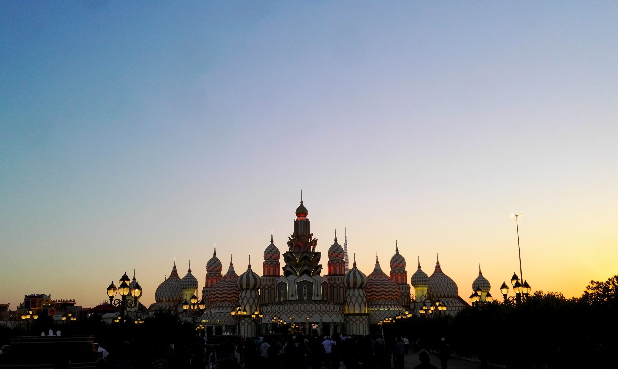 Las cúpulas y torres de Global Village Dubai al crepúsculo