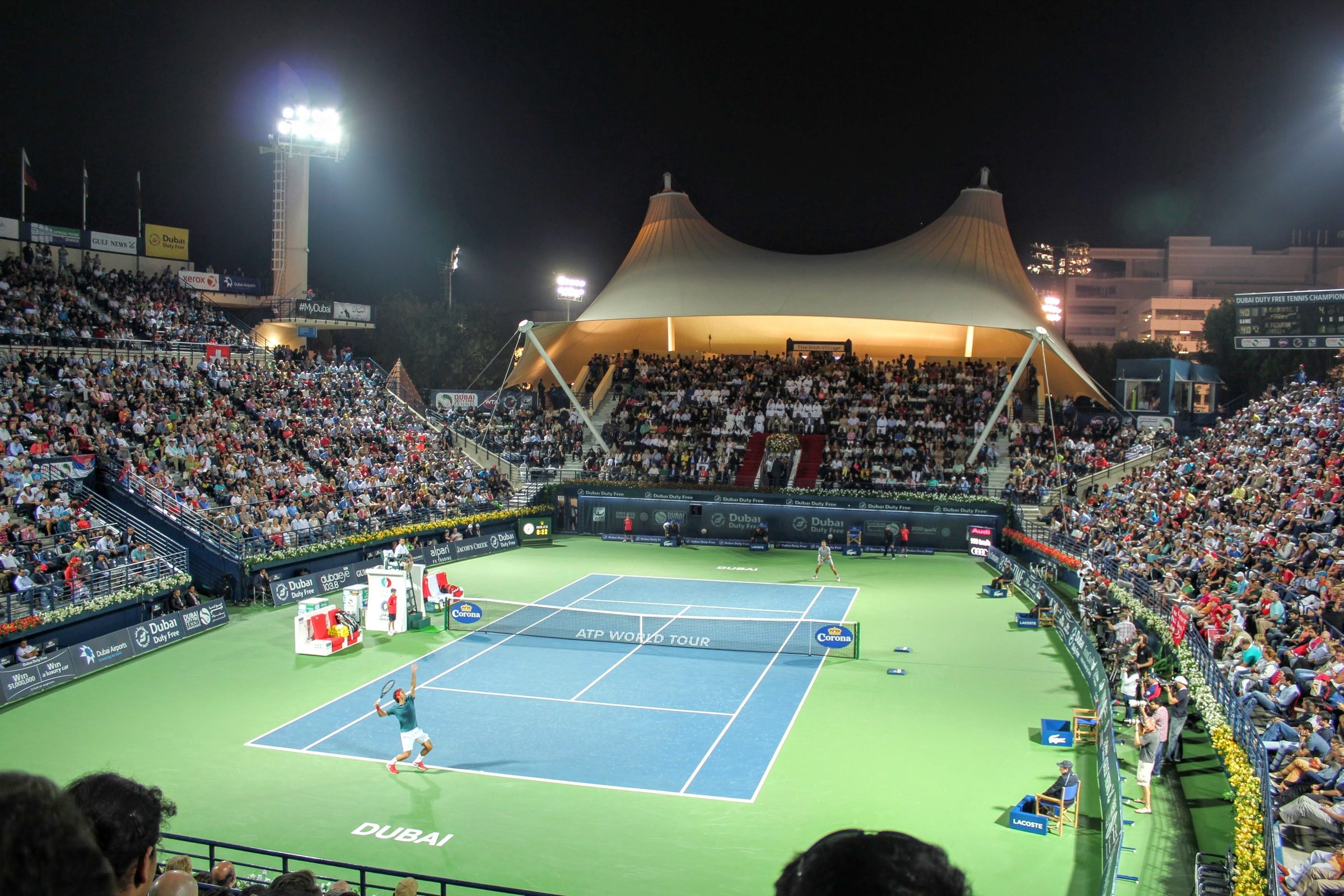 La pista central de los Dubai Tennis Championships bajo los focos