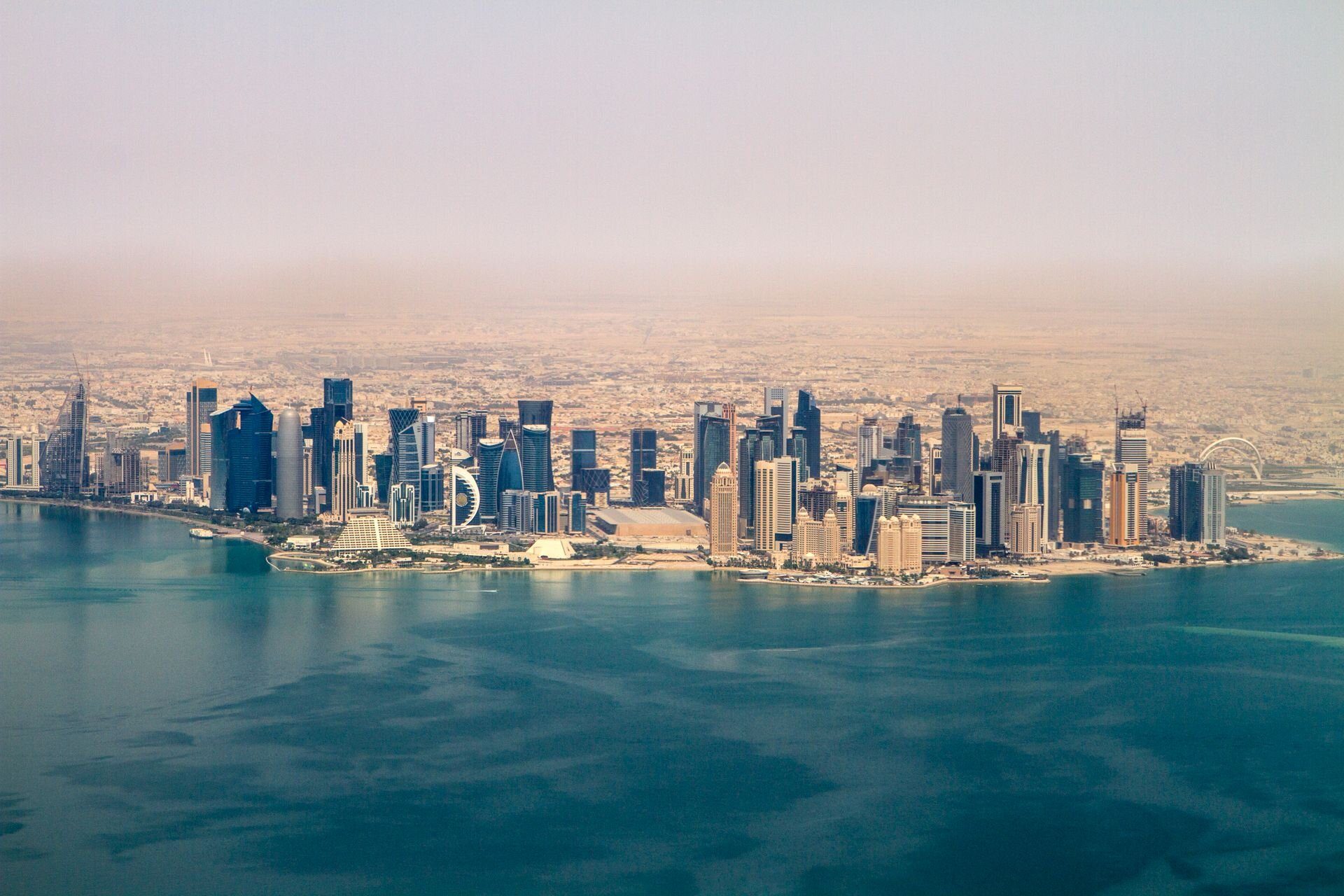 Las torres de West Bay, Doha, vistas desde el aire sobre el Golfo