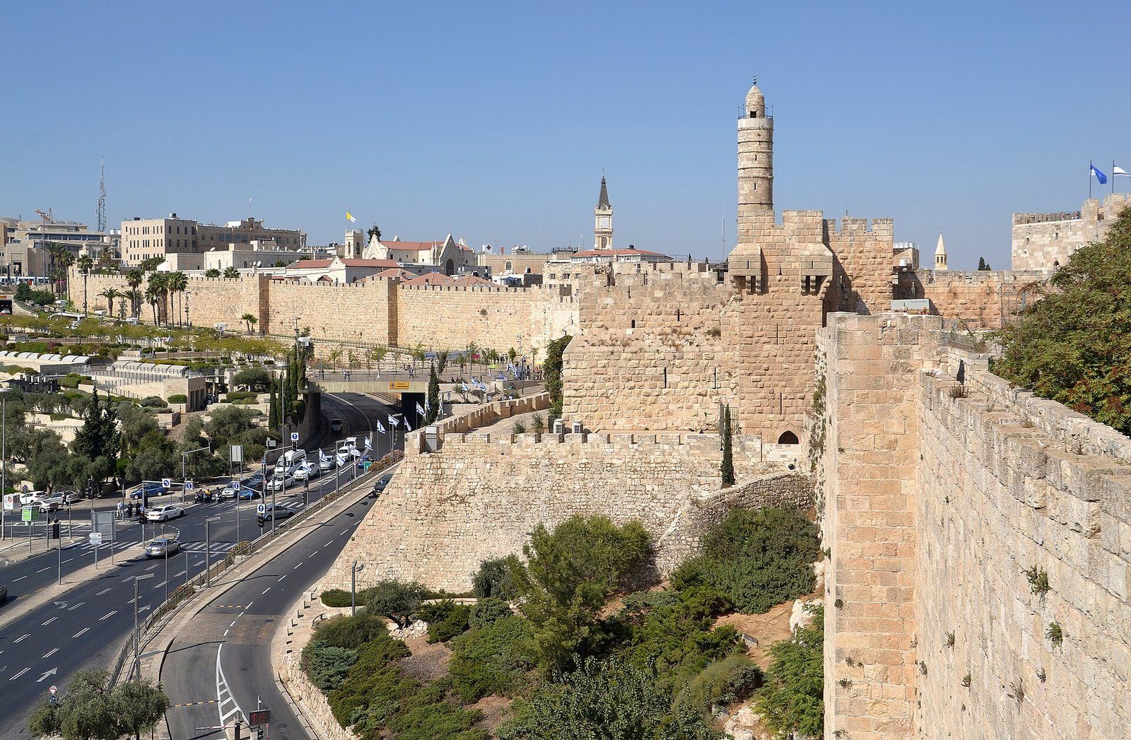 La Torre de David y las murallas de la Ciudad Vieja de Jerusalén bajo un cielo despejado