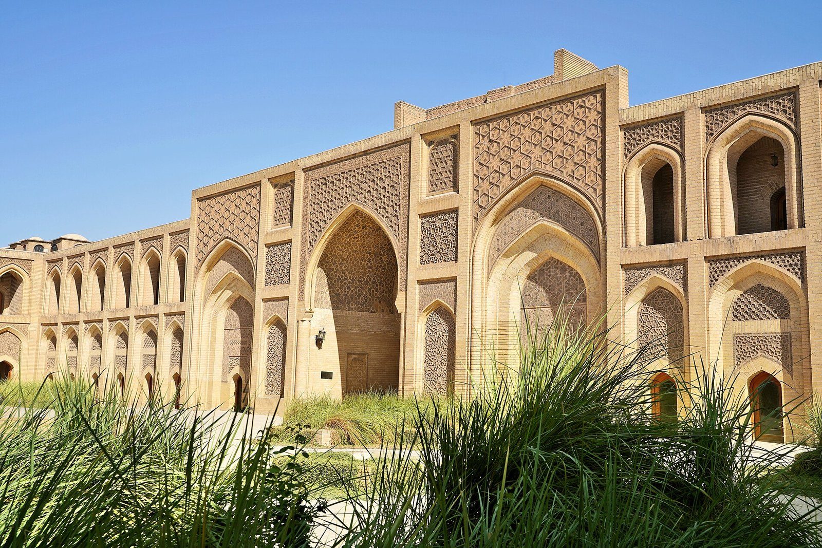 Las arcadas de ladrillo y los portales tallados de la madrasa Al-Mustansiriya en Bagdad, una universidad fundada en 1227