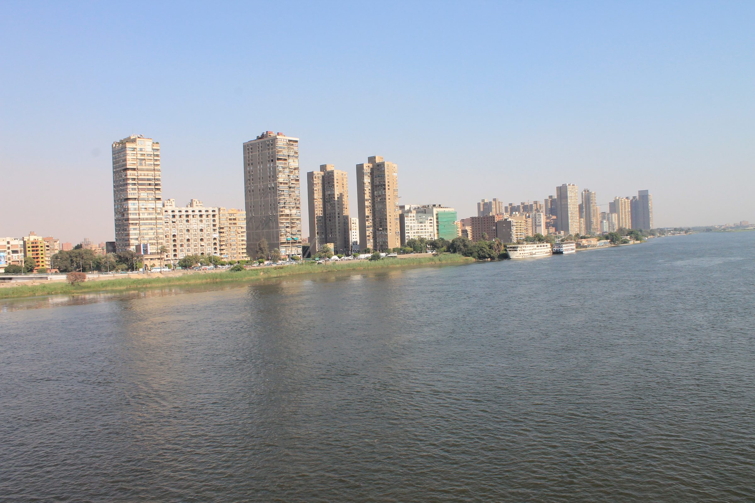 El Nilo fluye ante las torres de El Cairo