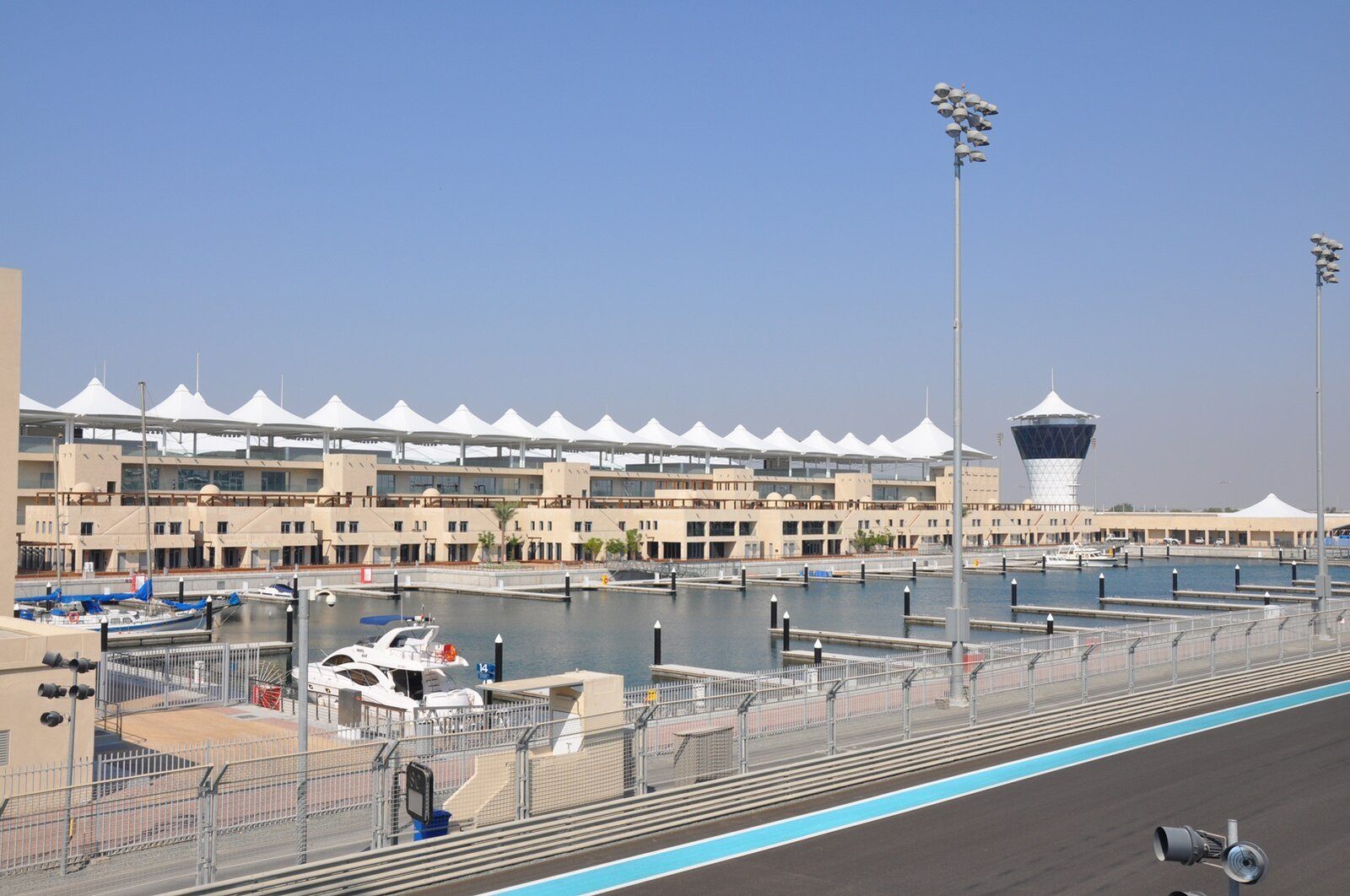 La marina y las tribunas de toldos blancos del circuito de Yas Marina, sede del Gran Premio de Abu Dabi