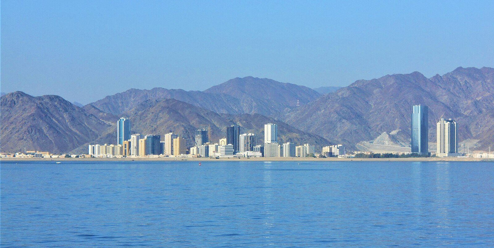 Las torres de la ciudad de Fujairah a orillas del golfo de Omán, bajo los escarpados montes Hajar
