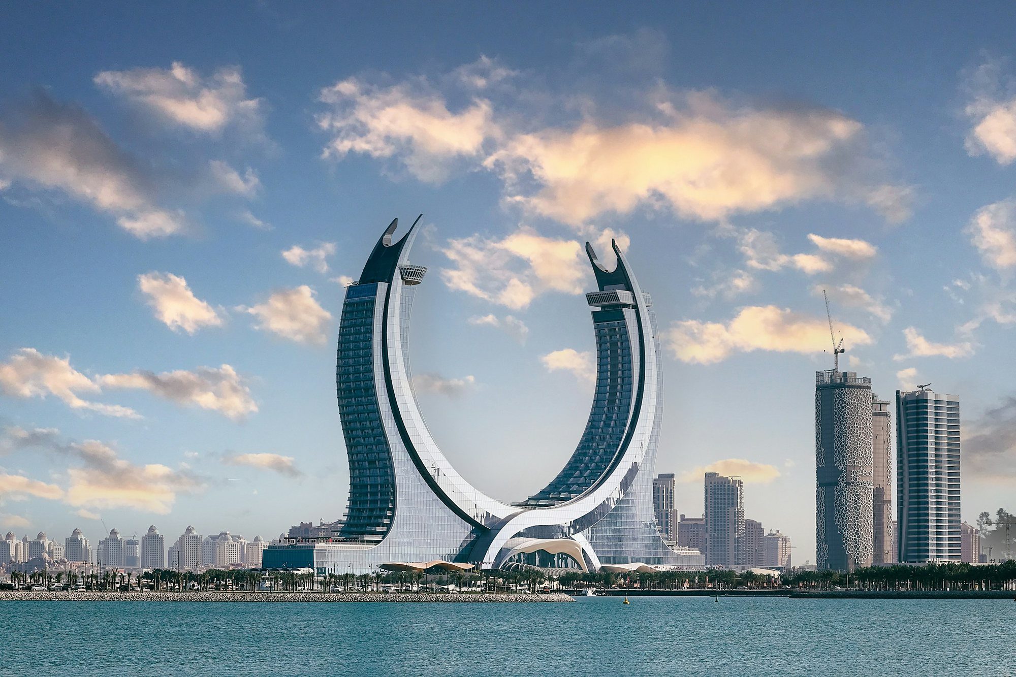 Las Katara Towers en forma de media luna en el frente marítimo de Lusail, Catar