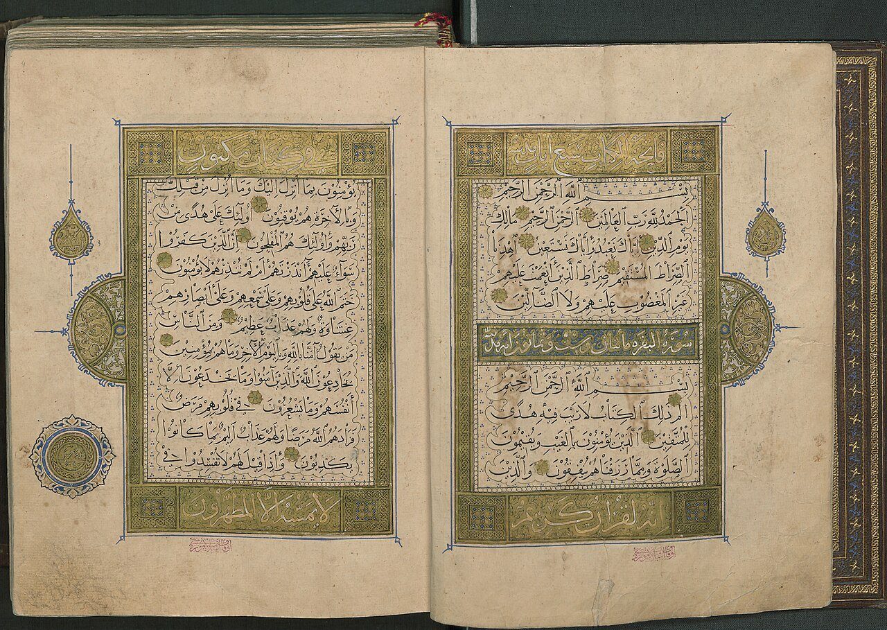 Dos páginas iluminadas de un Corán escrito por el maestro calígrafo Yaqut al-Musta'simi, enmarcadas en oro y verde.