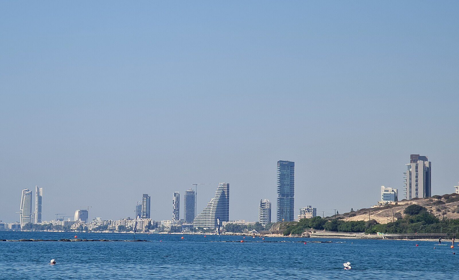 El moderno perfil de rascacielos de Limasol, que se alza a lo largo de la azul costa mediterránea, Chipre.
