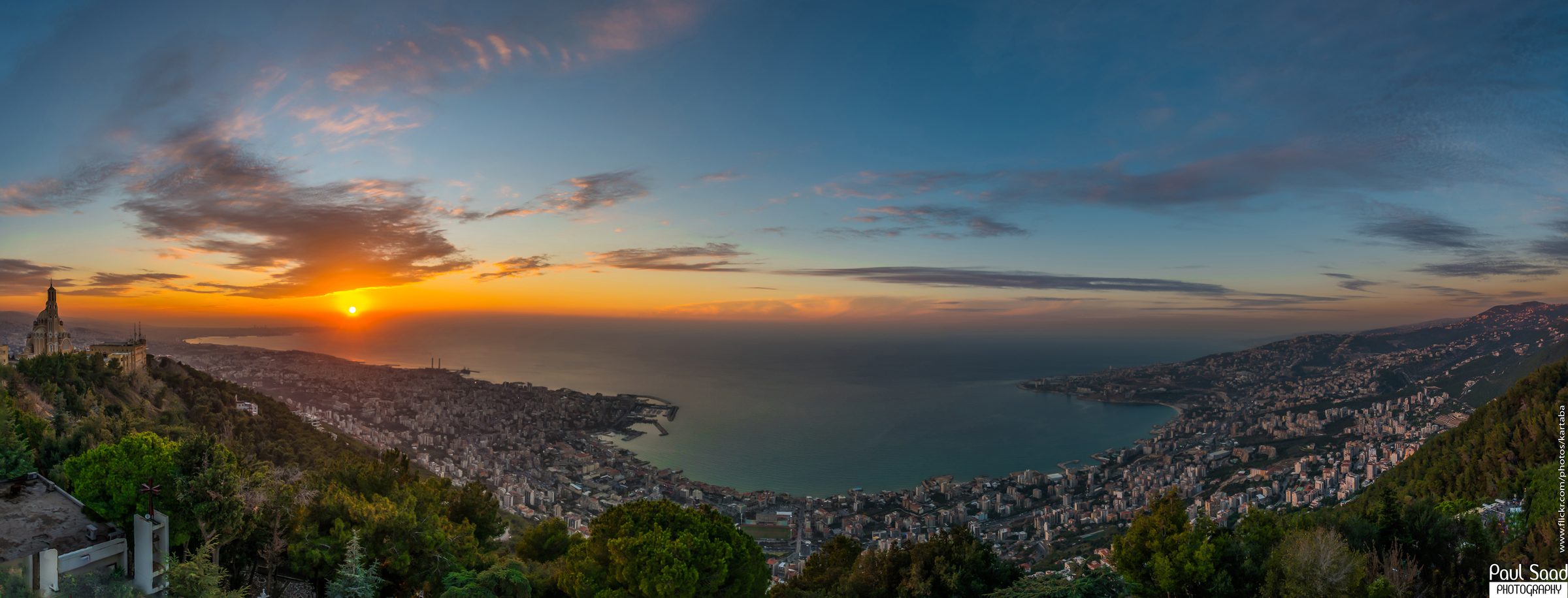 La bahía de Yunieh al atardecer, vista desde Harissa