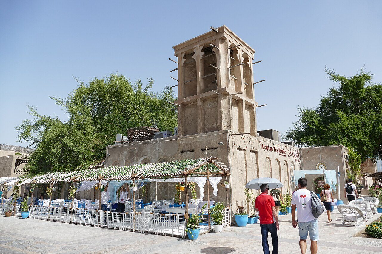 Una torre de viento se alza sobre el café de un patio sombreado en el barrio histórico de Al Fahidi, en el viejo Dubái.