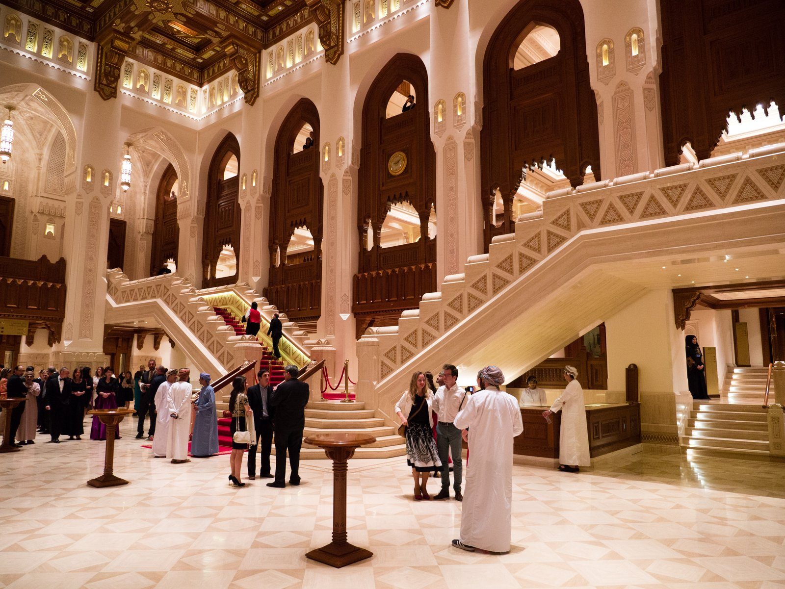 El gran vestíbulo de mármol y las amplias escalinatas de la Royal Opera House Muscat.