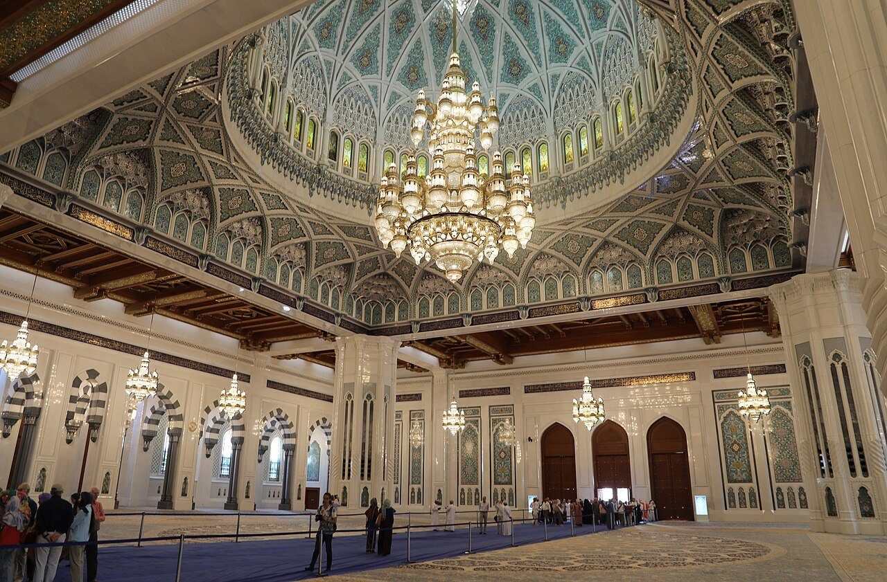 La sala de oración de la Gran Mezquita del Sultán Qaboos en Mascate, bajo su cúpula tallada y su gran lámpara de cristal.