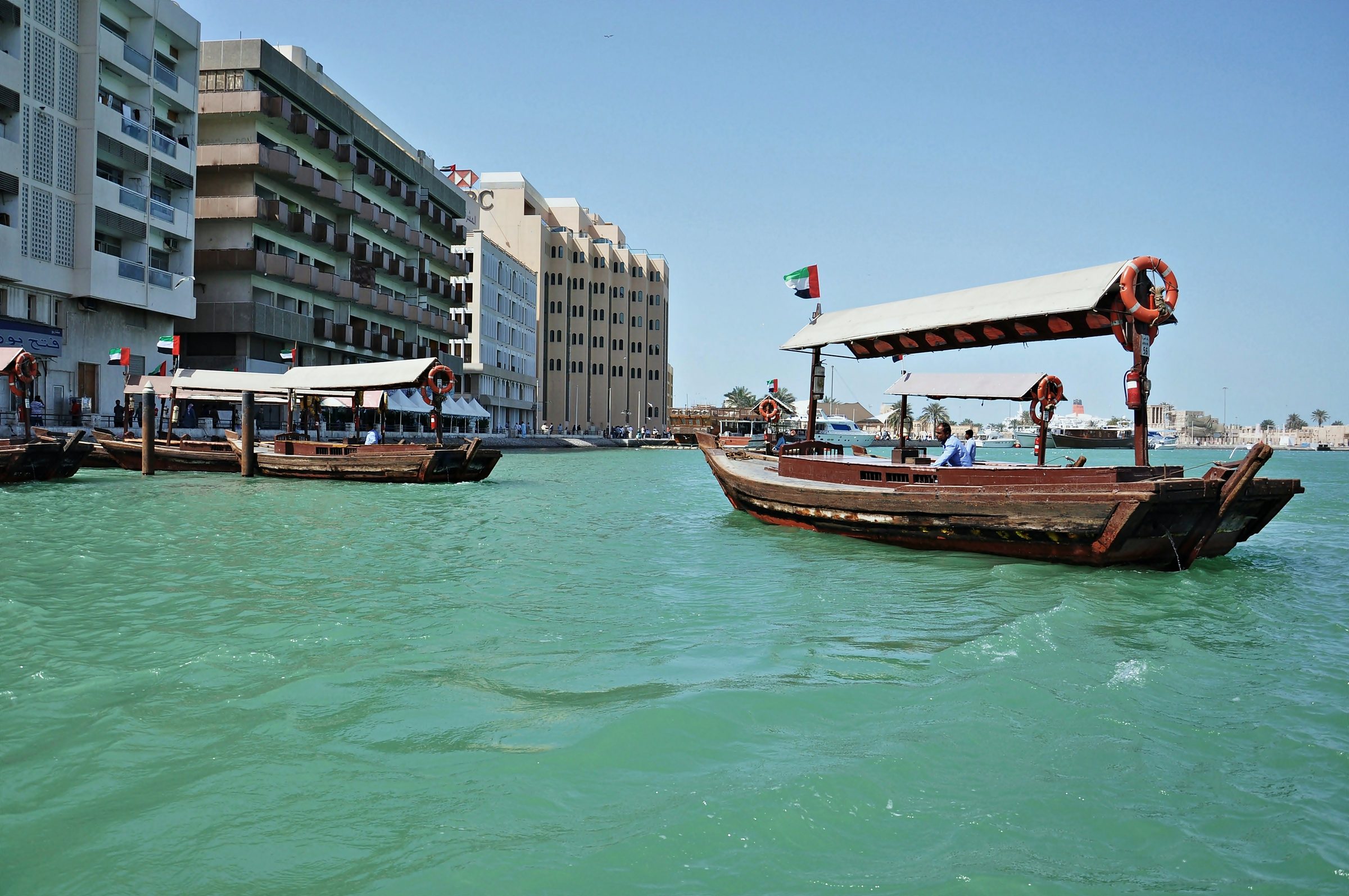 Abras tradicionales cruzan las aguas turquesa del Dubai Creek