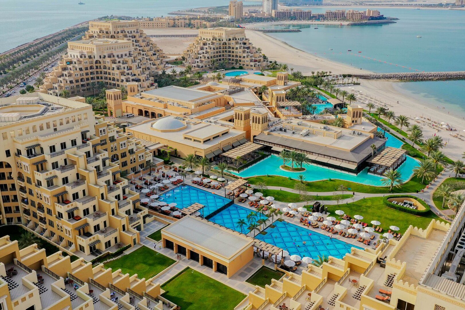Los resorts de playa de la isla Al Marjan desde el aire, Ras Al Khaimah