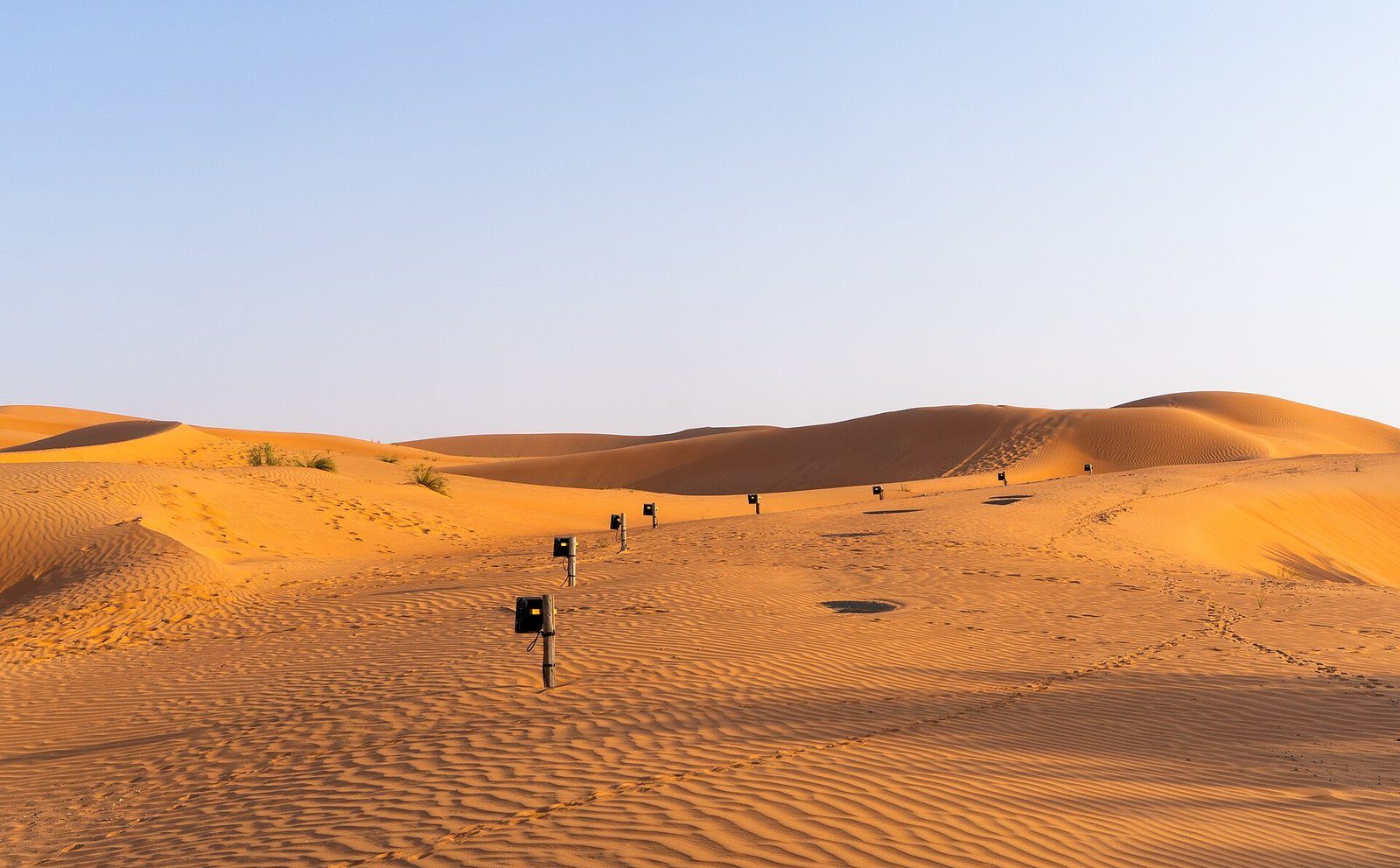 Dunas doradas rizadas por el viento en el desierto de Liwa, cerca del resort Qasr Al Sarab, Abu Dabi.